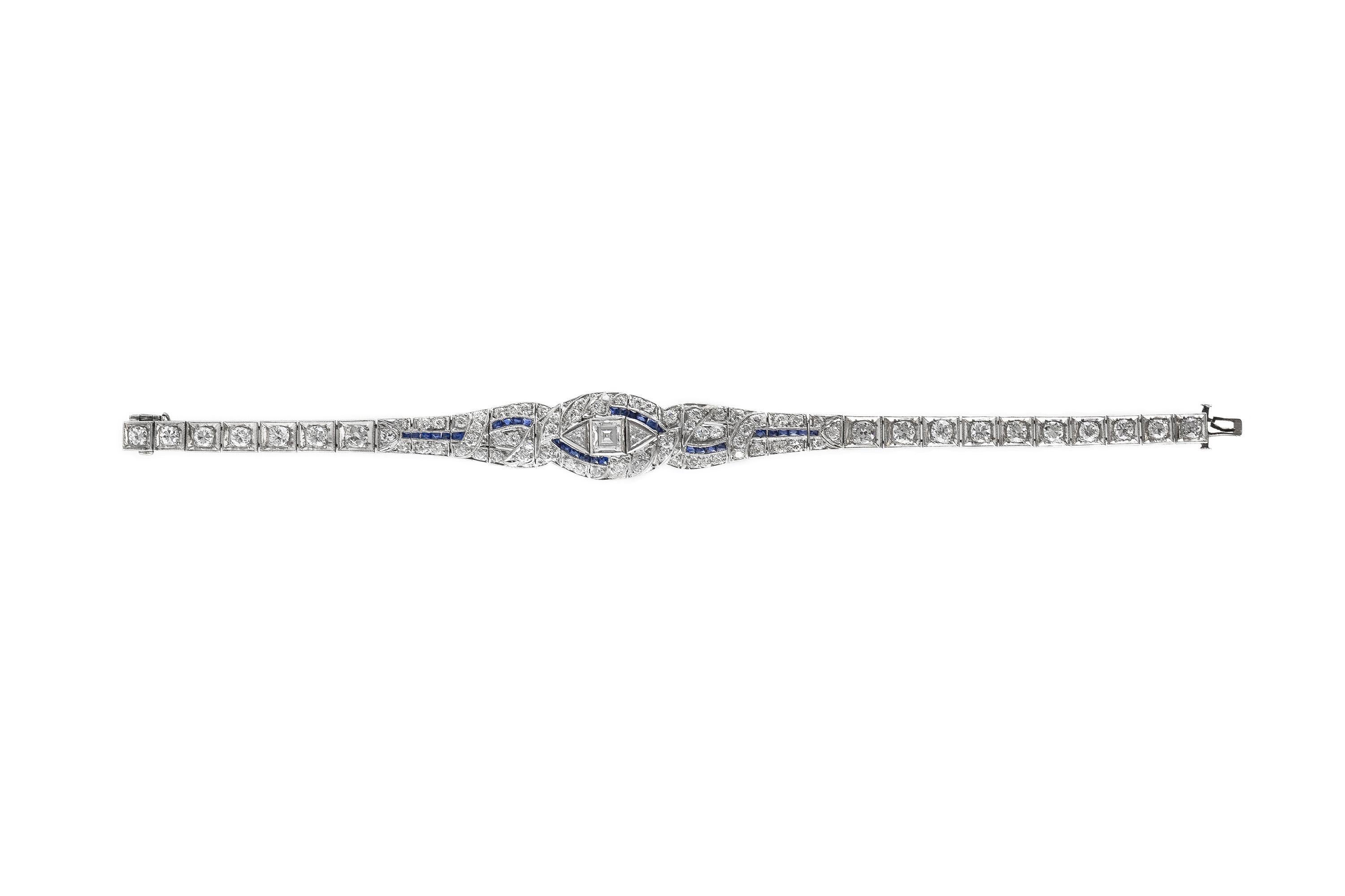Finemente realizzato in platino con un diamante a taglio quadrato al centro, diamanti a taglio trilione e diamanti a taglio europeo antico per un peso totale di circa 7,00 carati, colore G/H, purezza VS1. Il bracciale presenta zaffiri taglio