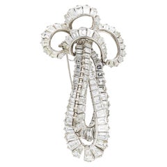Broche ruban Art déco antique des années 1930 avec diamants taille baguette de 70,00 carats