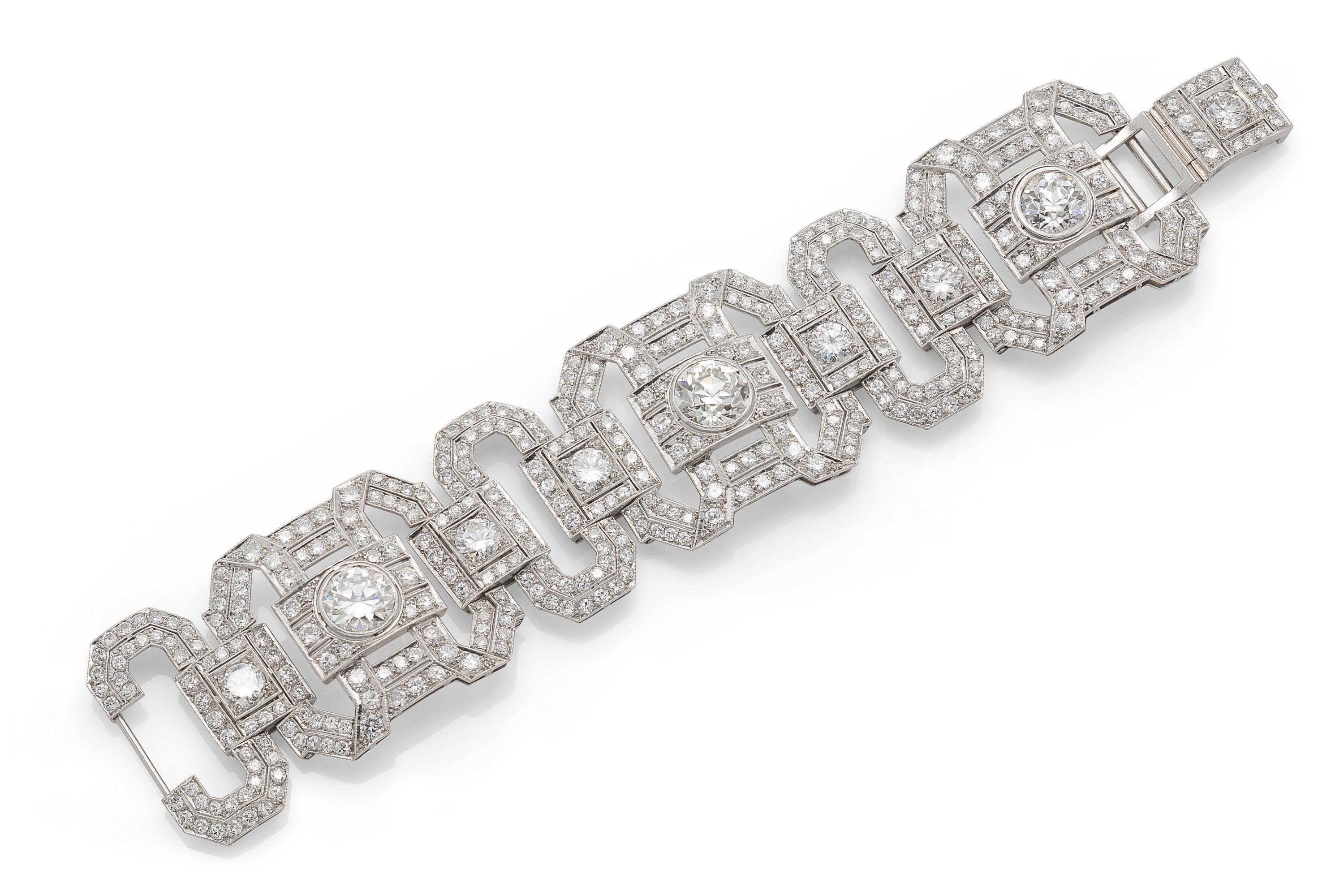 Finement réalisé en platine avec 3 diamants centraux certifiés GIA de taille européenne ancienne ;
Celui du centre pèse 5,12 carats, couleur O-P, pureté VS2, GIA #5161893343.
Un côté pesant 3,71 carats, couleur J, pureté SI1, GIA