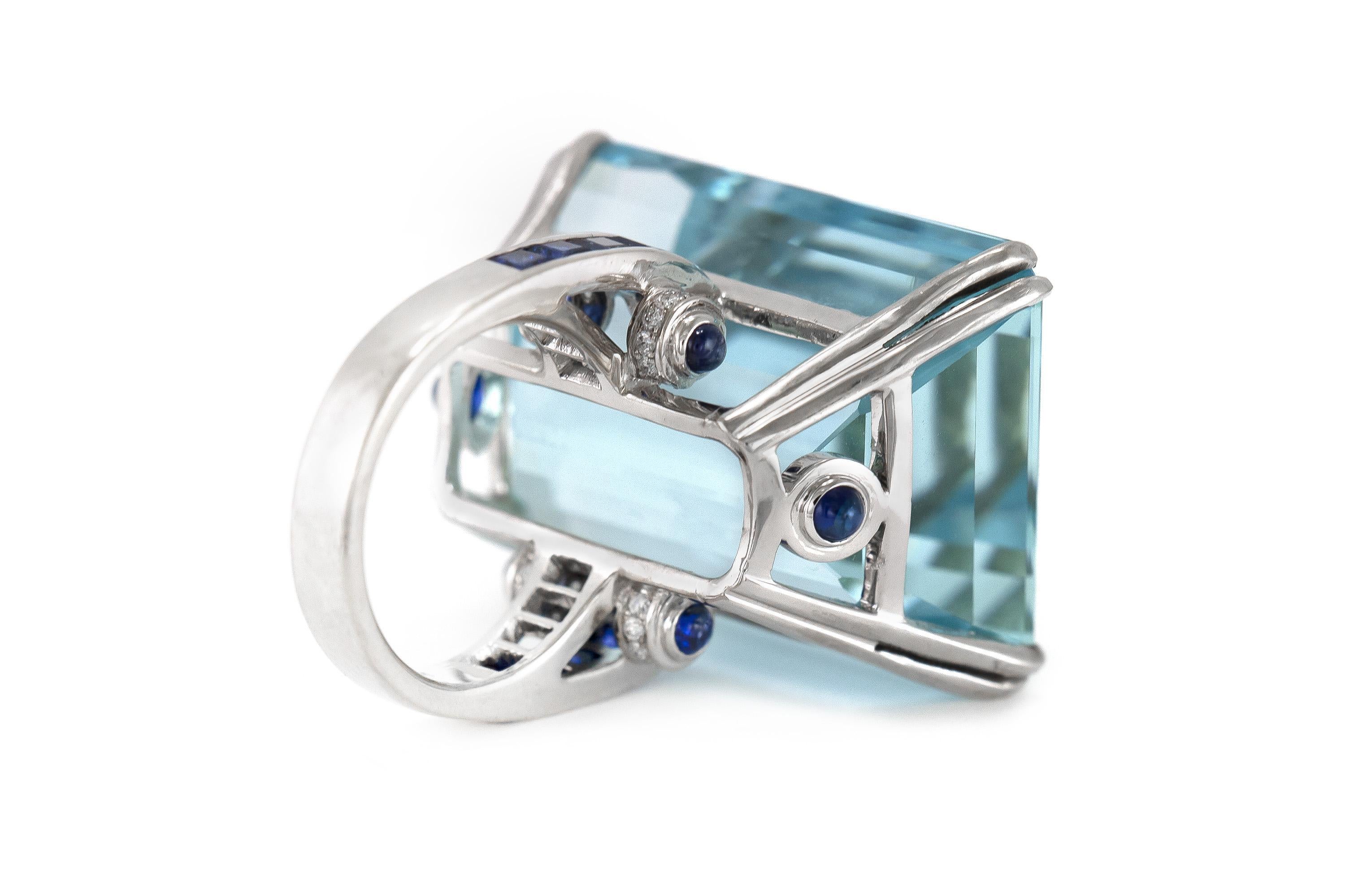Antique Art Deco 1930s 80.00 Carat Aquamarine Cocktail Ring with Sapphires In Good Condition For Sale In New York, NY