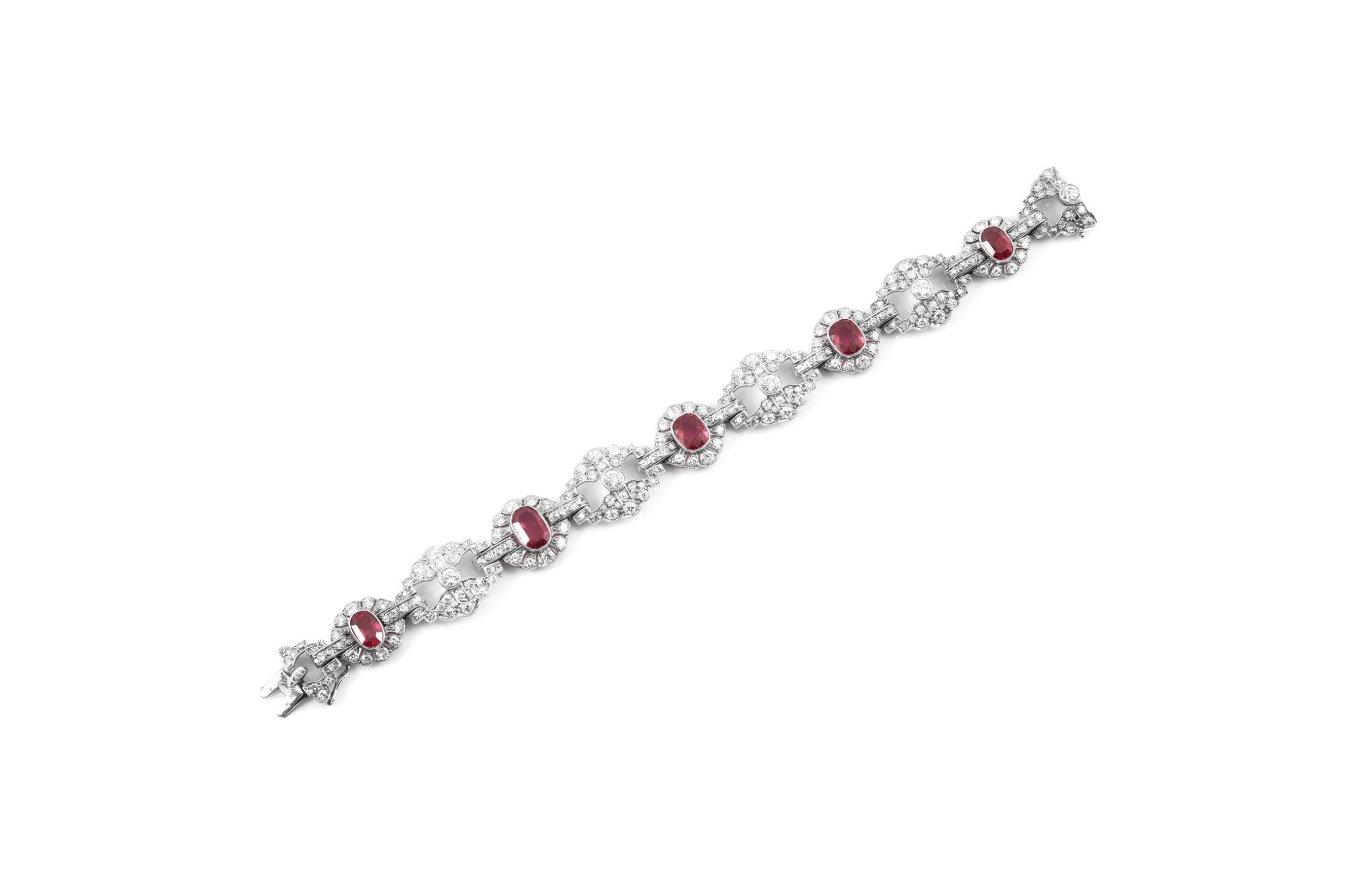 Finement réalisée en platine, elle met en valeur cinq rubis birmans non traités à la chaleur, certifiés par le GIA, d'une taille Old Mine, pesant au total environ 8,50 carats (numéro GIA : 2231191051). Le bracelet comporte également des diamants de