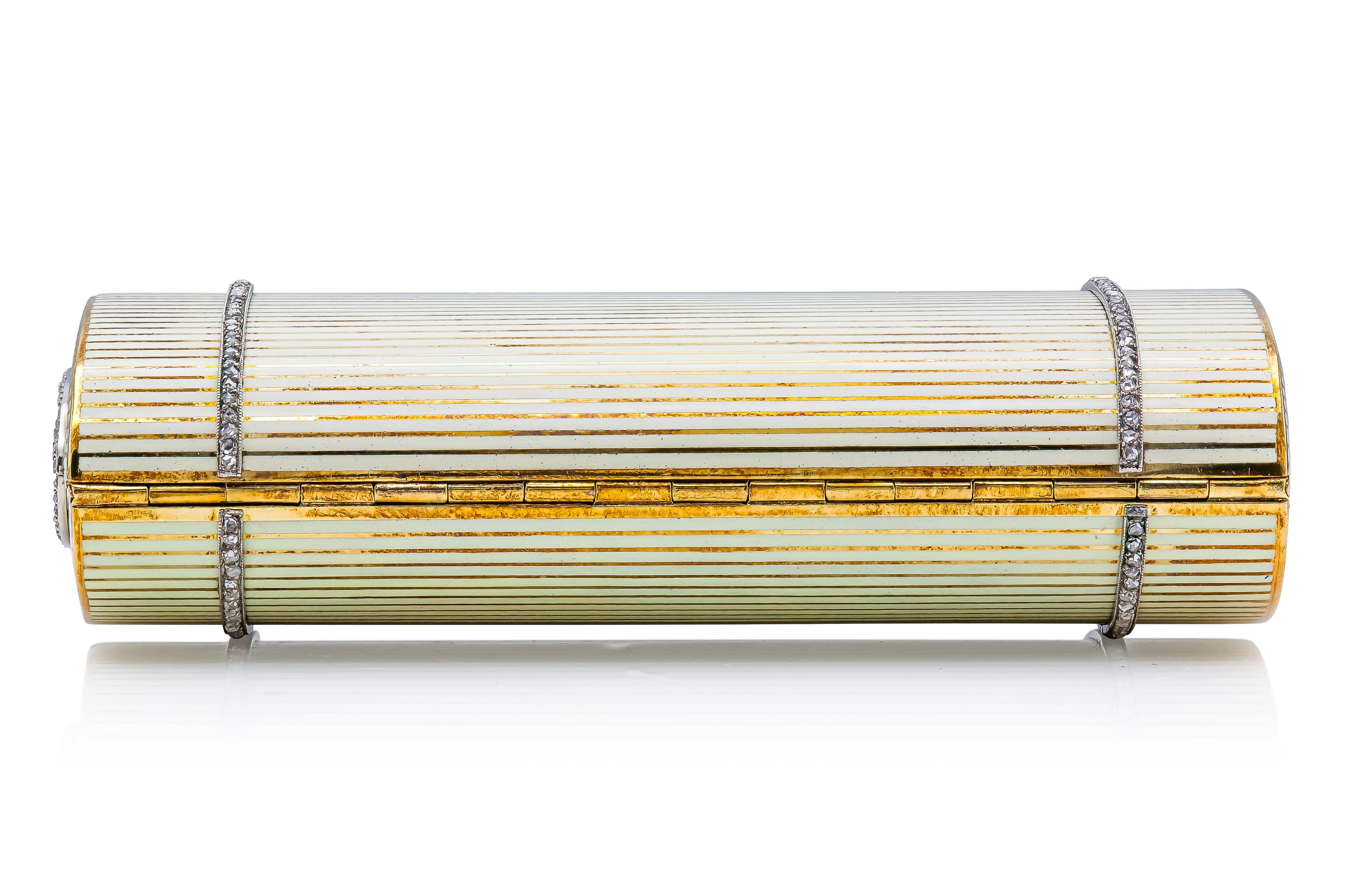 Fein gearbeitet mit weißer Emaille über 18 Karat Gelbgold und runden Diamanten im Brillantschliff, gefasst in Platin. 
Signiert von Cartier London
CIRCA 1930er Jahre
1 3/4 x 3 1/4 x 7/8 Zoll