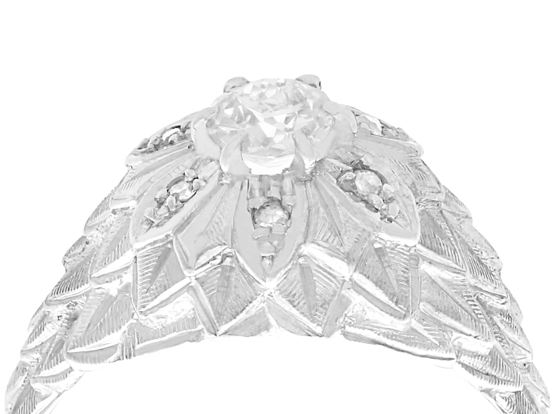 Ein beeindruckender antiker Cocktailring aus 0,62 Karat Diamanten und 18 Karat Weißgold; Teil unserer vielfältigen Sammlungen von antikem Schmuck und Nachlassschmuck.

Dieser feine und beeindruckende mehrschichtige Diamantring ist aus 18 Karat
