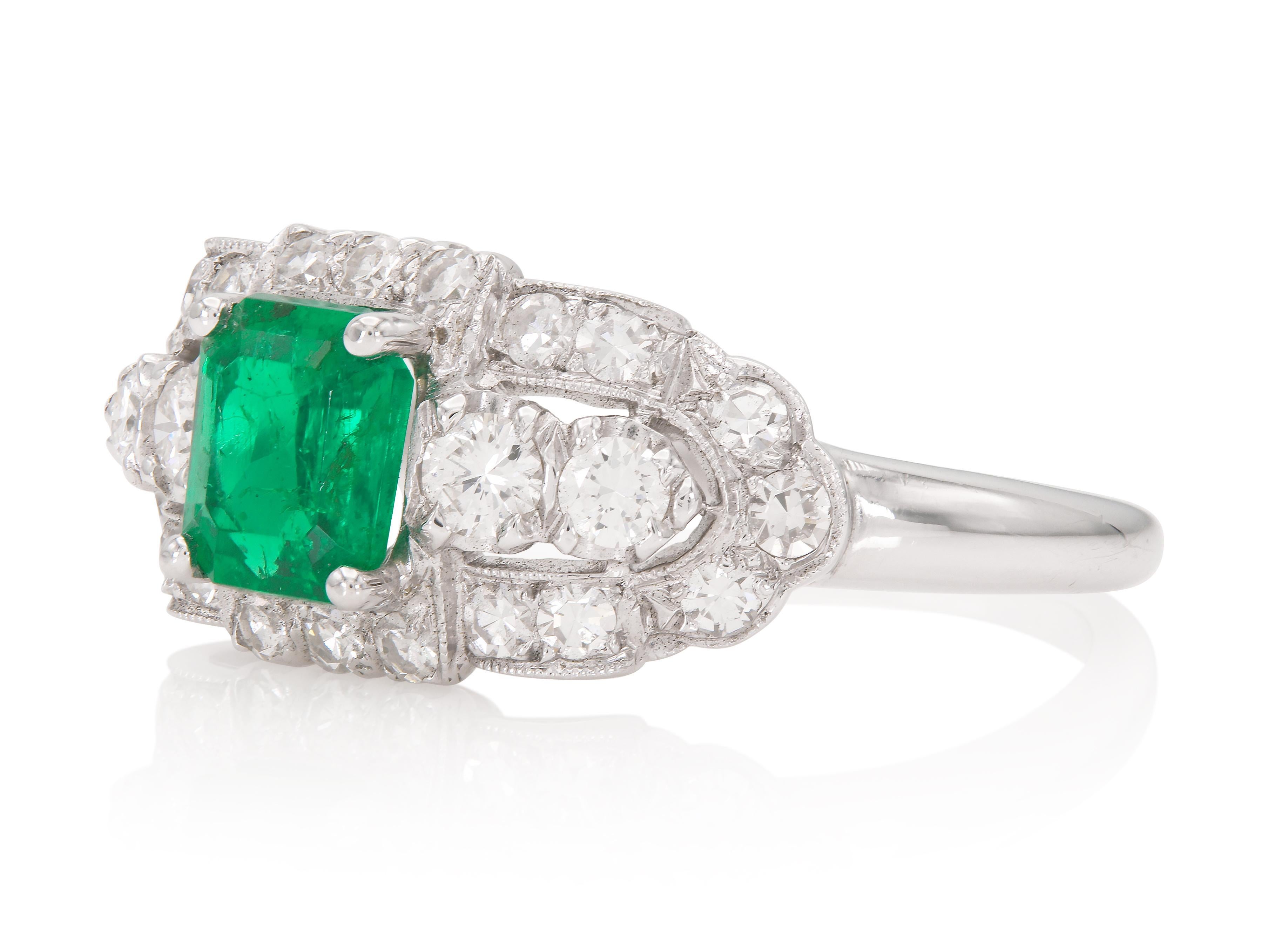 Fein aus Platin gefertigt, mit einem Smaragd im Smaragdschliff mit einem Gewicht von ca. 0,85 Karat sowie Diamanten im Alt-Europa-Schliff und im Single Stone mit einem Gesamtgewicht von ca. 0,80 Karat.
Gezeichnet von Granat
CIRCA 1930er Jahre
Größe