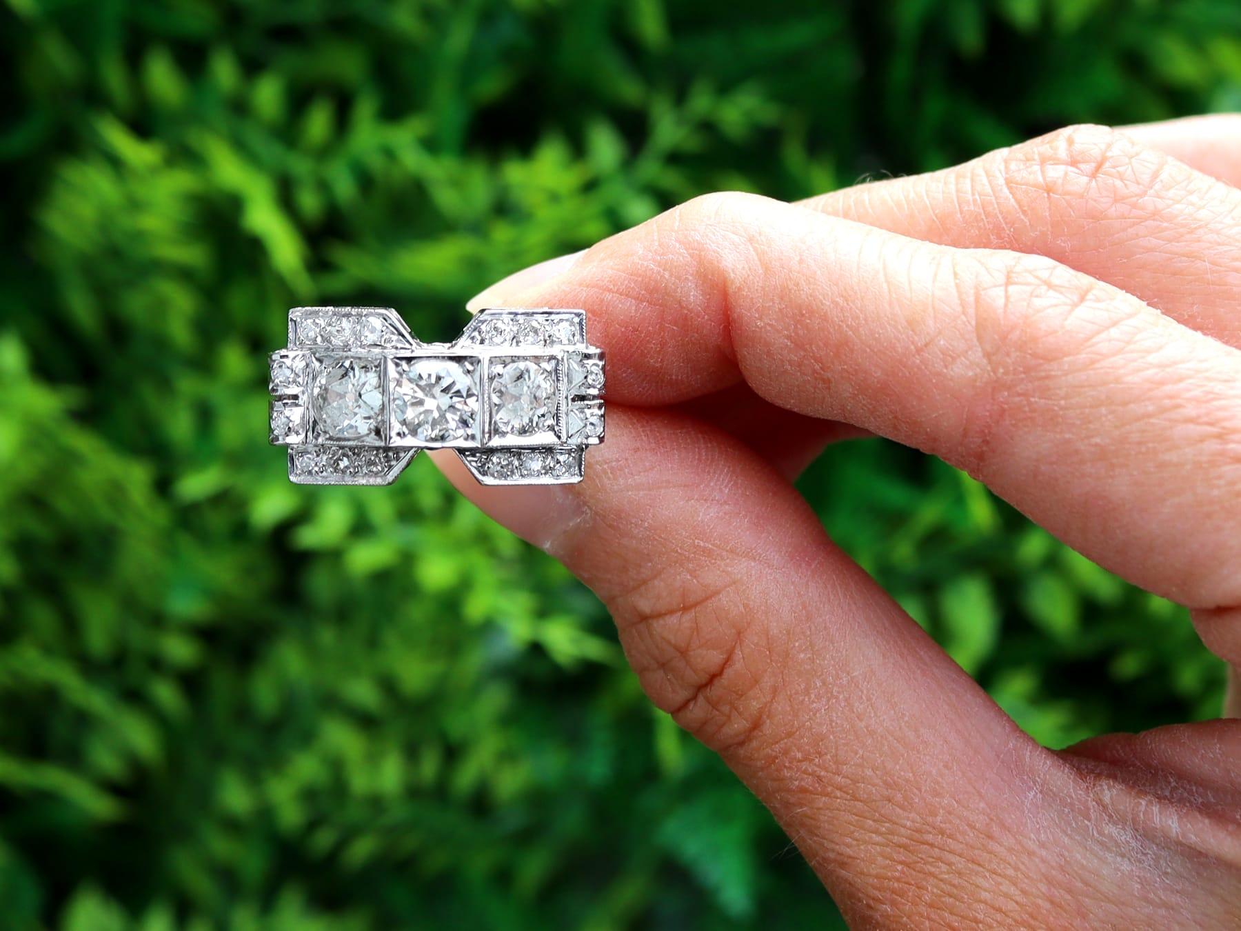 Superbe et impressionnante bague Art Déco ancienne en or blanc 18 carats, palladium et diamant de 2,18 carats, faisant partie de nos diverses collections de bijoux en diamant et de bijoux de succession

Cette superbe bague Art déco, fine et