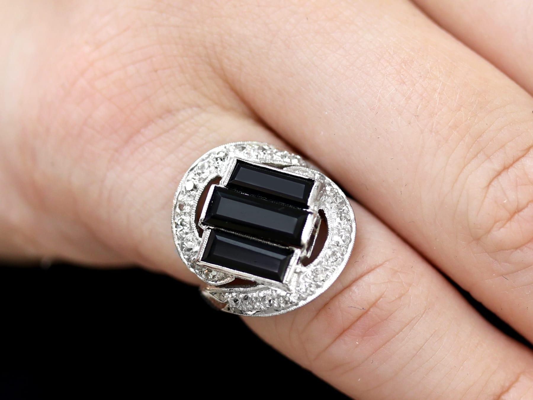 Antiker Art Deco 2,20 Karat Onyx und 0,50 Karat Diamant Platinring CIRCA 1920 (Art déco) im Angebot