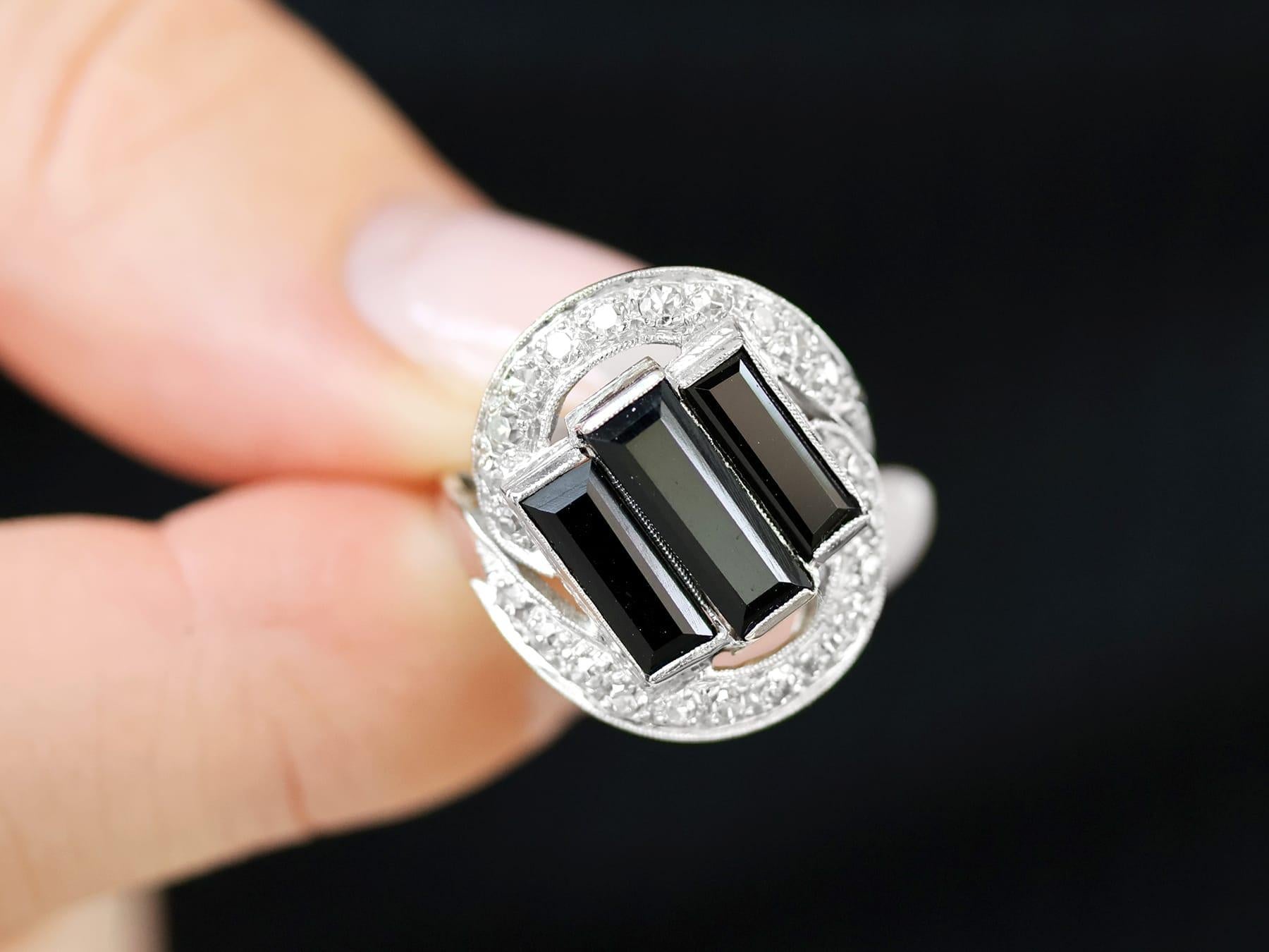 Antiker Art Deco 2,20 Karat Onyx und 0,50 Karat Diamant Platinring CIRCA 1920 (Baguetteschliff) im Angebot
