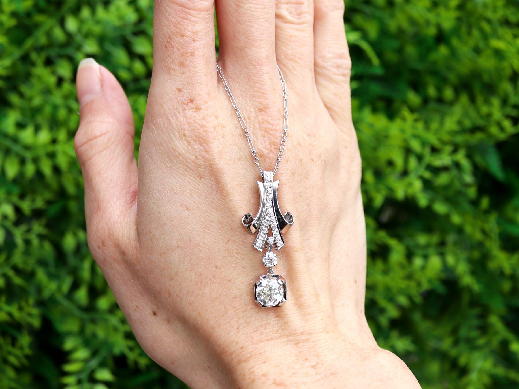 Uno splendido, raffinato e impressionante pendente antico in platino e diamanti Art Deco da 2,29 carati; fa parte della nostra collezione di gioielli con diamanti.

Questo splendido, raffinato e imponente pendente con diamante antico è stato