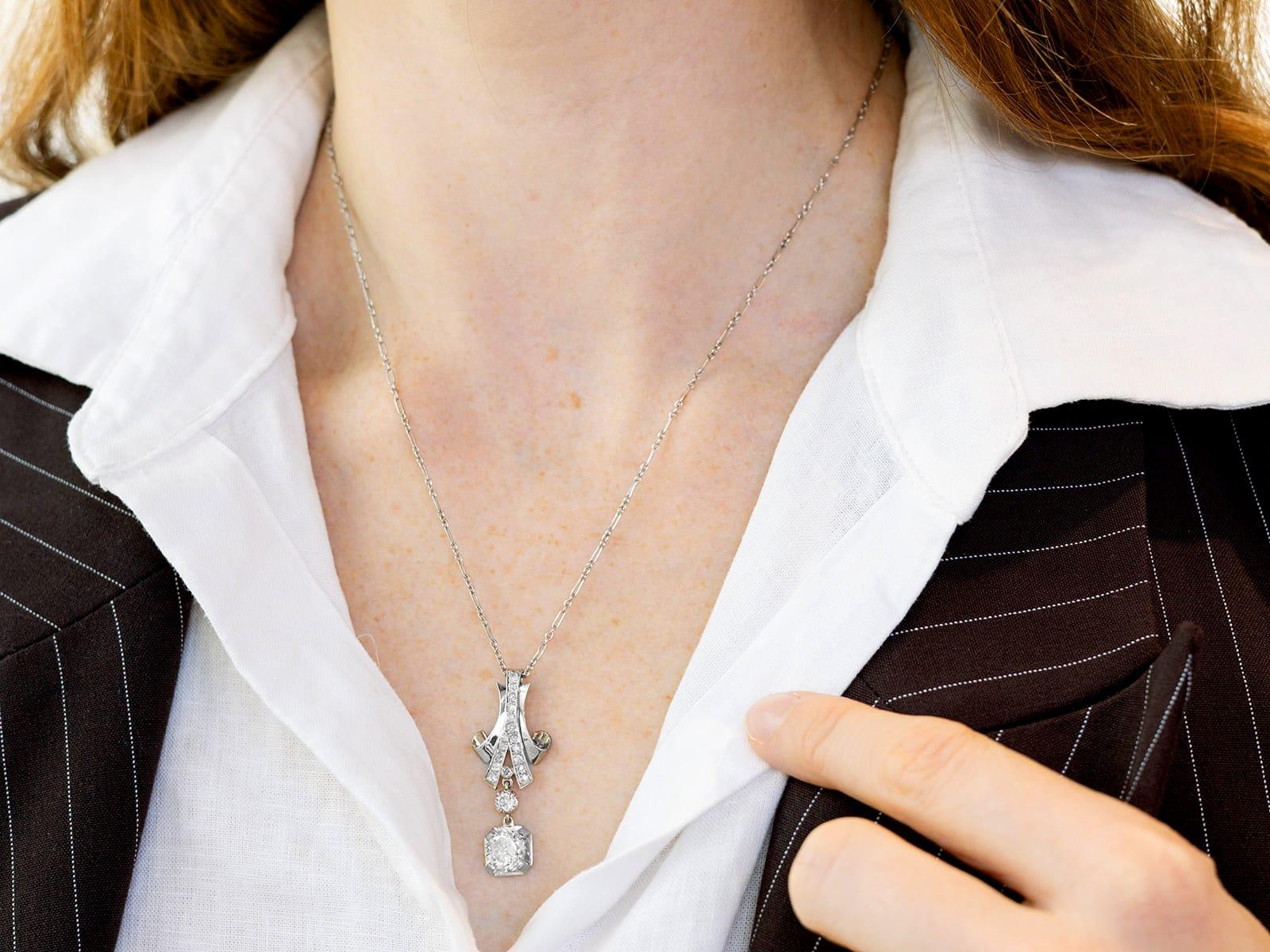 Taglio antico europeo Antico ciondolo in platino e diamanti da 2,29 carati CIRCA 1930 in vendita