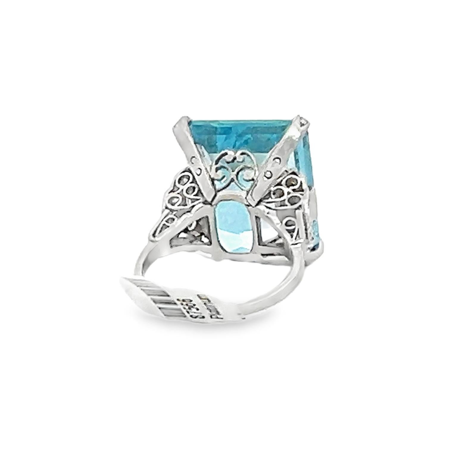 Antique Art Deco 25.25 Carat Aquamarine Ring in Platinum with Diamonds In Excellent Condition In Beverly Hills, CA