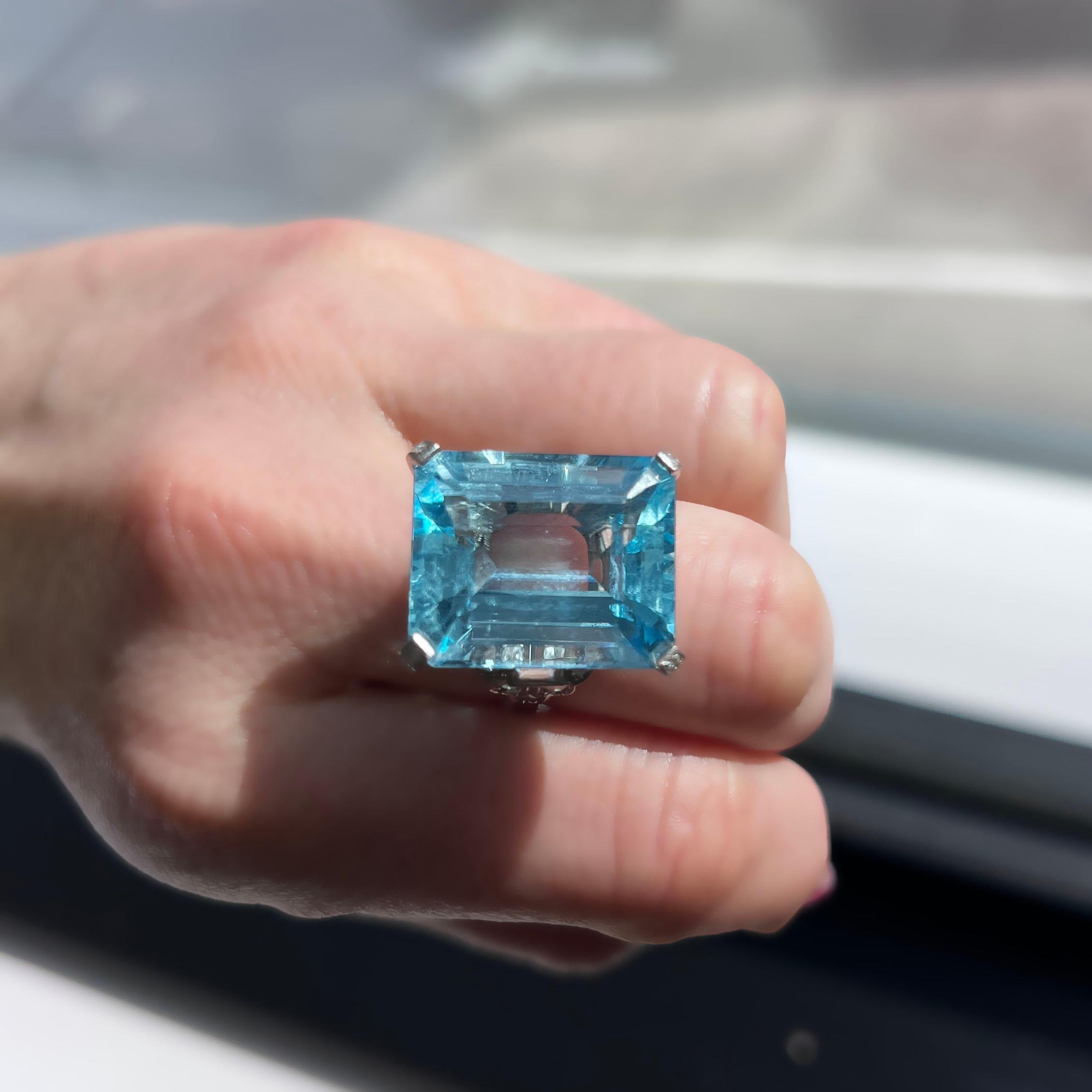 Antique Art Deco 25.25 Carat Aquamarine Ring in Platinum with Diamonds 2