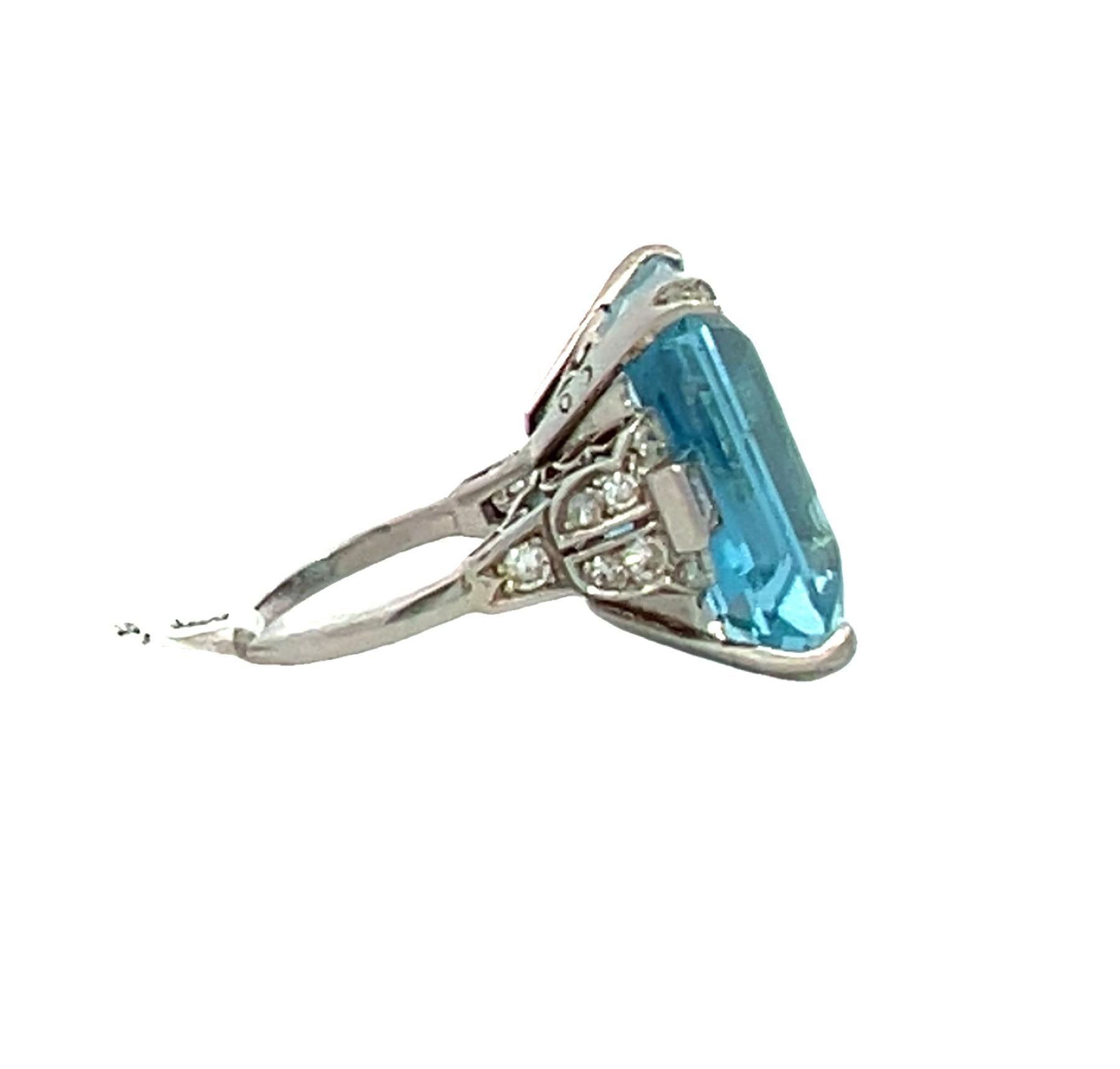 Antique Art Deco 25.25 Carat Aquamarine Ring in Platinum with Diamonds 3