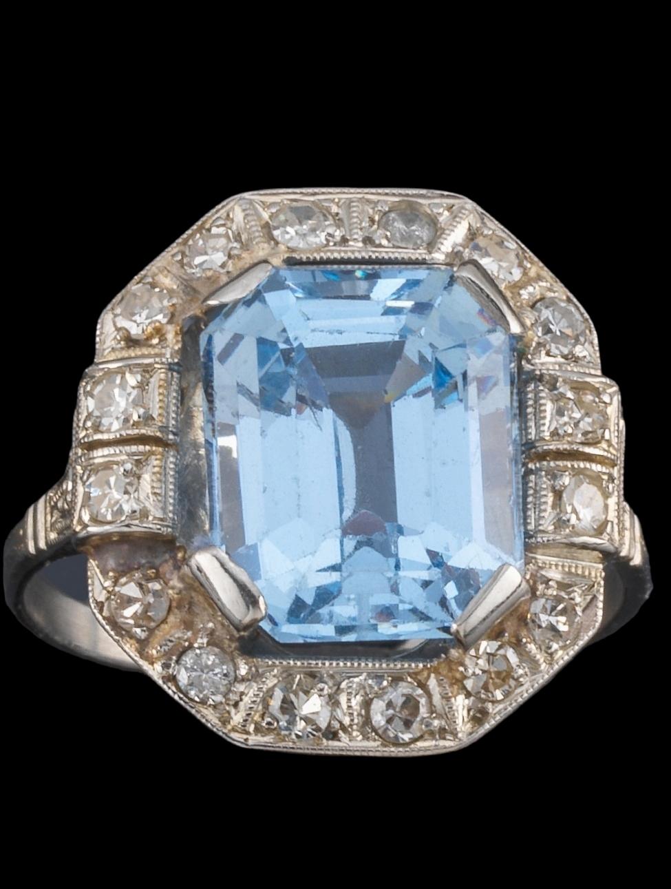 Art Deco Antique Art-Deco 4.48 Carat Aquamarine and Diamond Ring in Platinum For Sale