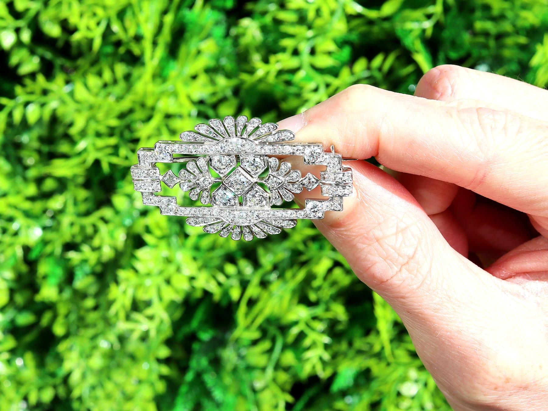 Una splendida, raffinata e imponente spilla antica in platino e diamanti Art Deco da 4.52 carati; fa parte delle nostre diverse collezioni di gioielli antichi e di gioielli di proprietà.

Questa splendida, raffinata e imponente spilla con diamante
