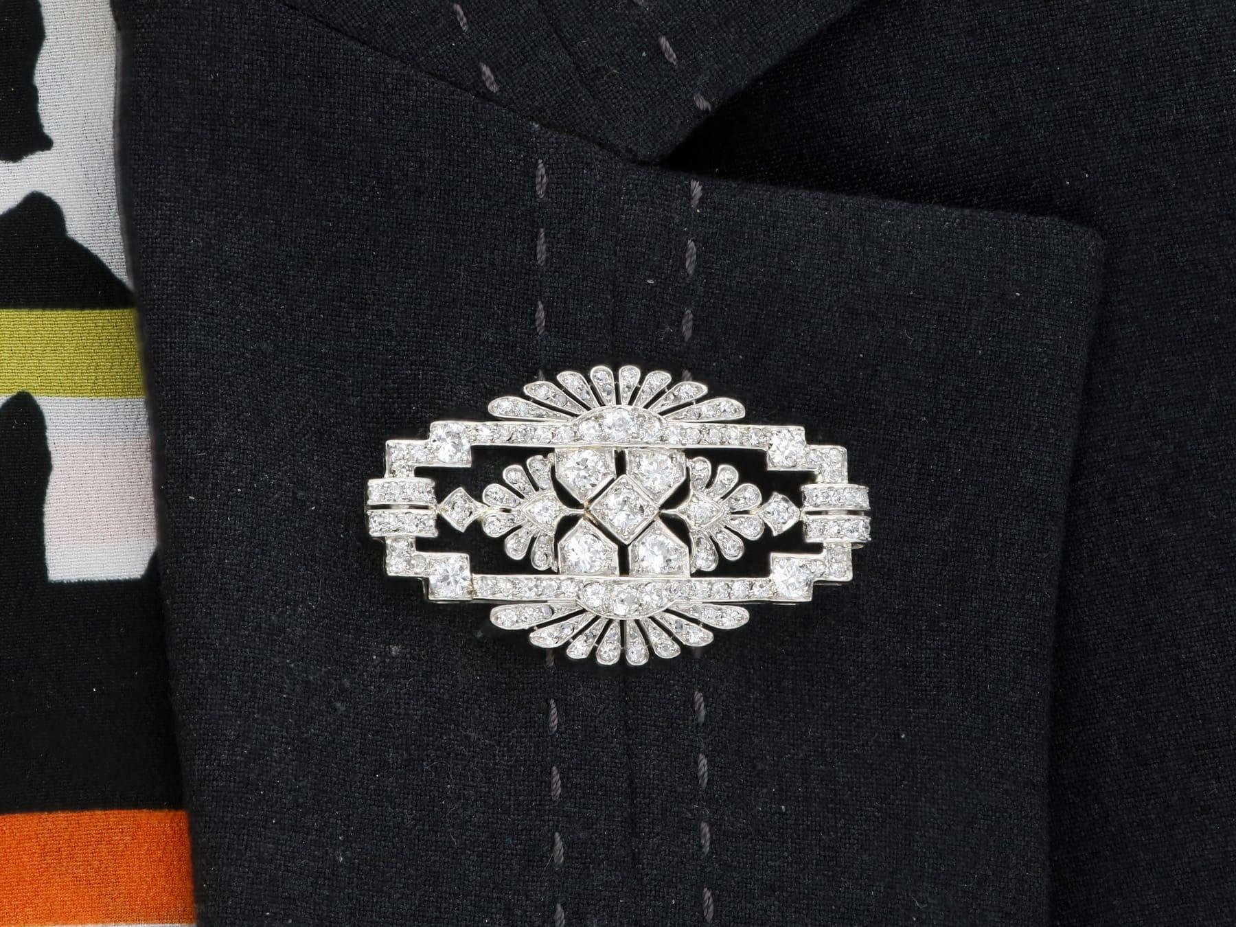 Antica spilla in platino e diamanti Art Deco da 4,52 carati Circa 1930 in vendita 3