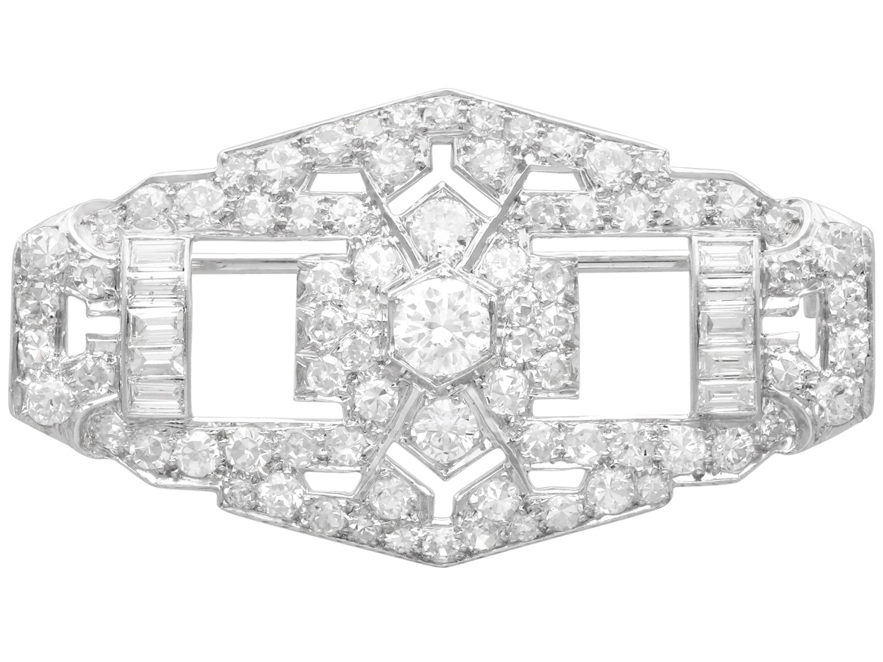 Antica spilla in platino e diamanti Art Deco da 5,03 carati Circa 1925
