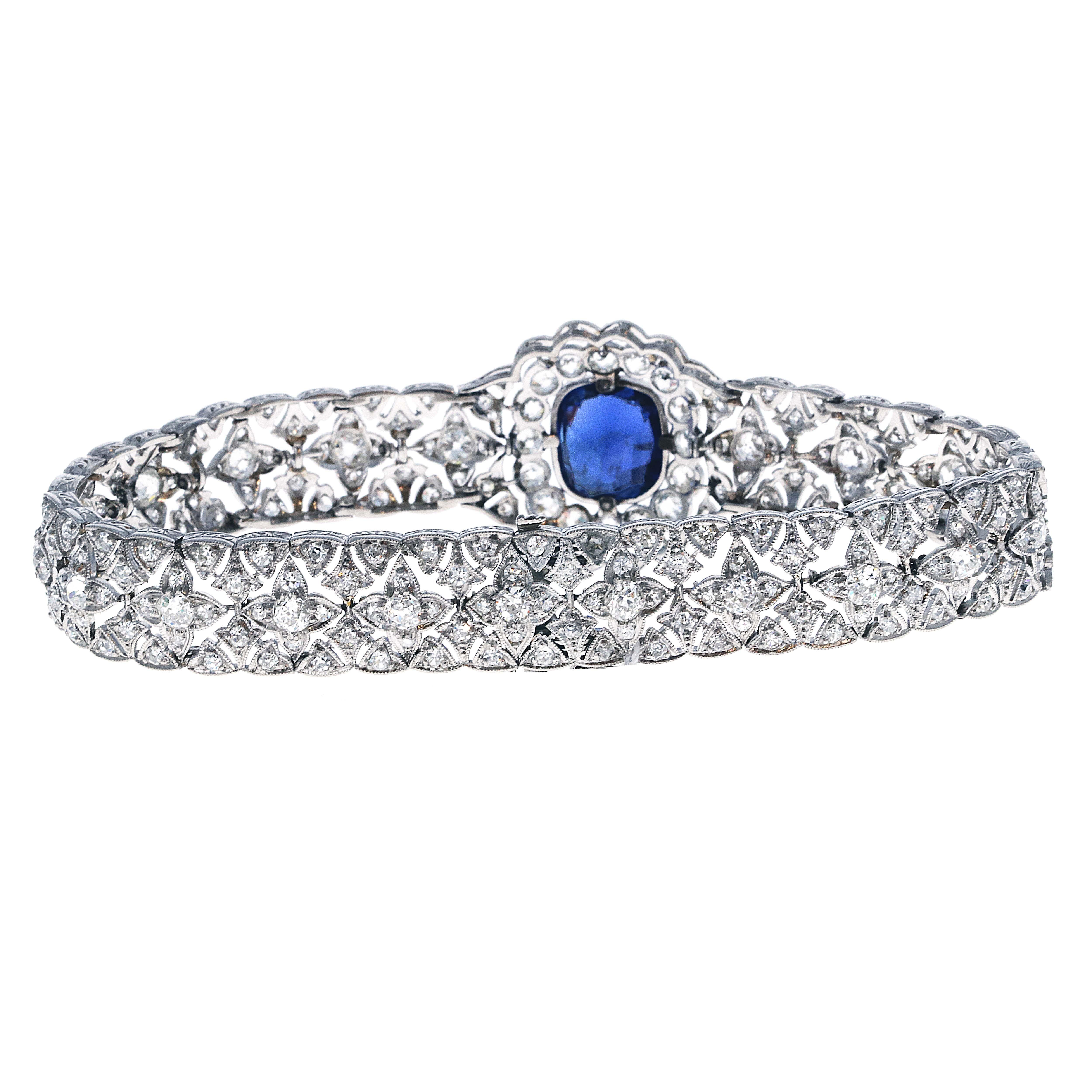Antikes Art-Déco-Armband mit 5,85 Karat blauem Saphir und Diamanten (Kissenschliff) im Angebot