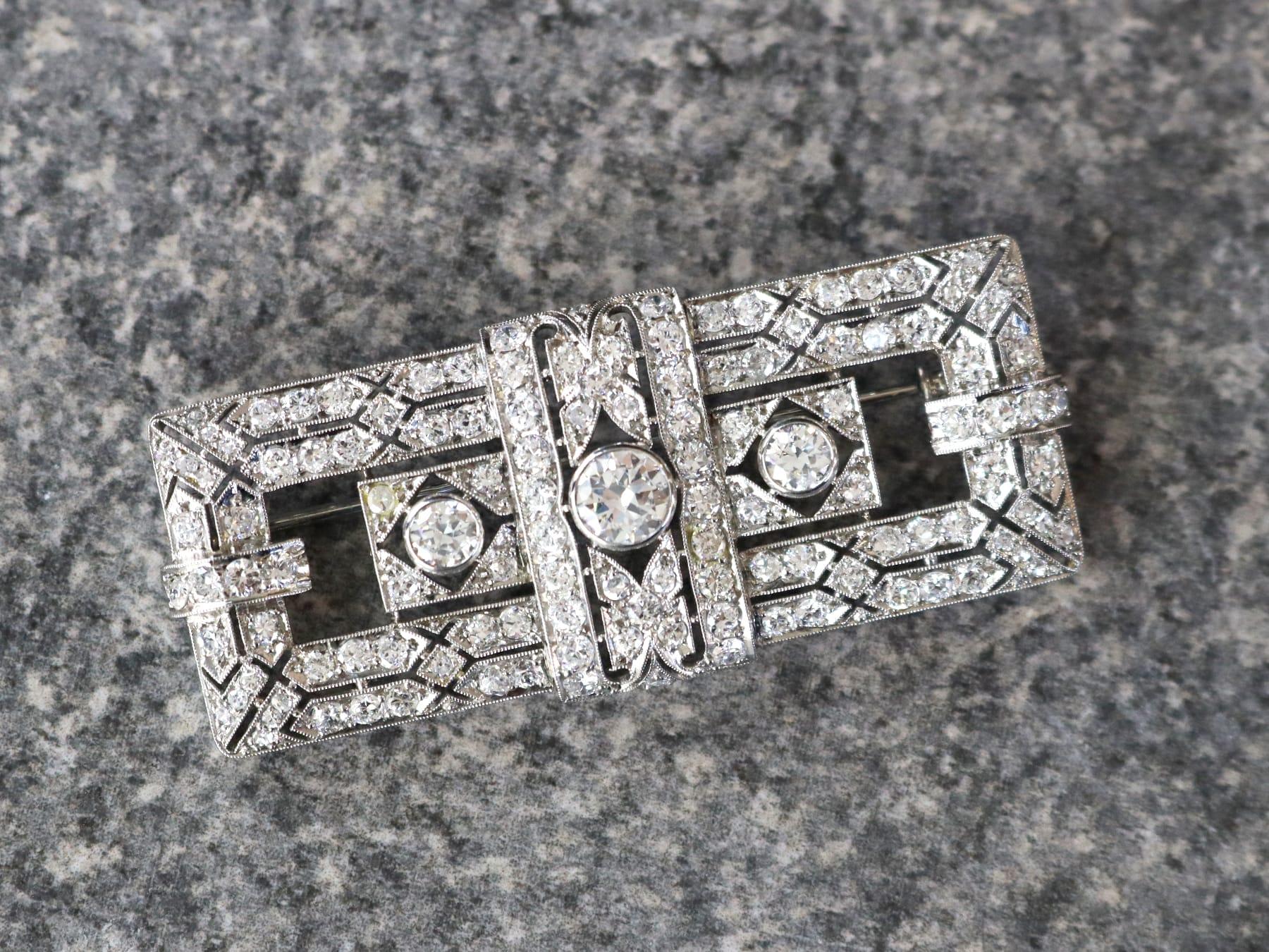 Antike Art Deco 6,26 Karat Diamant und Platin Brosche CIRCA 1925 (Art déco) im Angebot