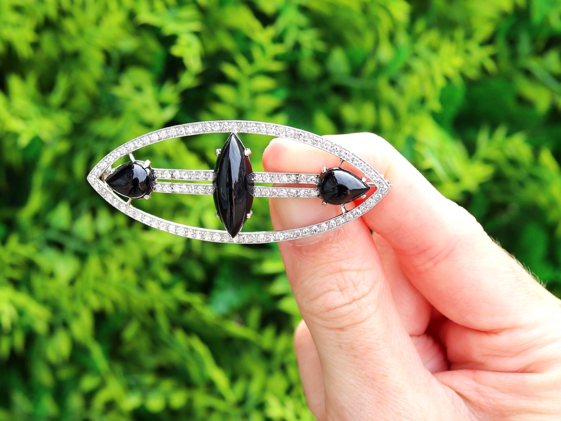 Une superbe broche en onyx de 7,50 carats, diamants de 3,20 carats et platine de style Art déco ancien, qui fait partie de nos diverses collections de bijoux en onyx.

Cette magnifique broche en onyx noir antique a été réalisée en platine.

Le