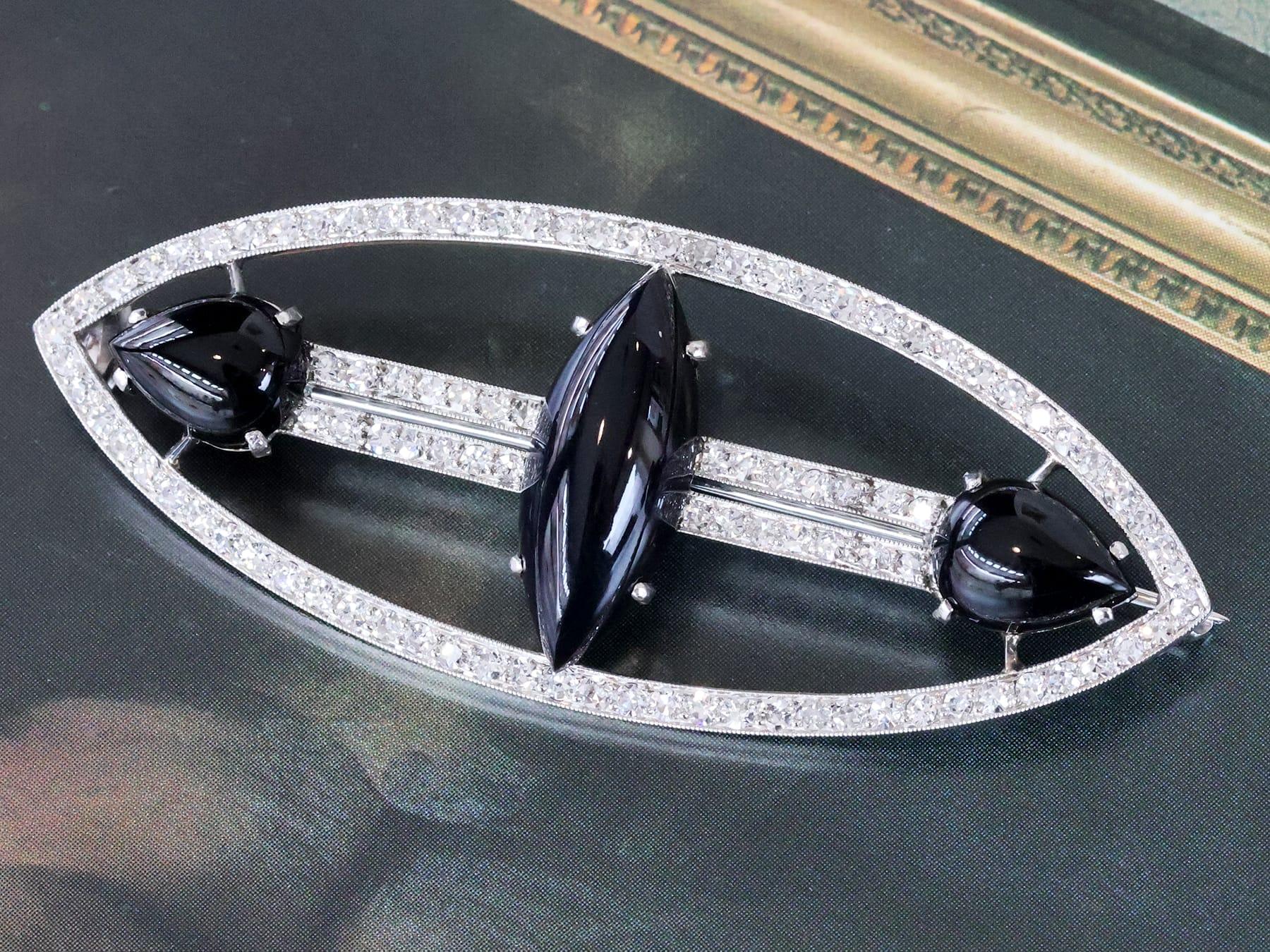 Taille cabochon Broche ancienne en platine, onyx de 7,50 carats et diamant de 3,20 carats, Arte Antiques Circa 1920 en vente
