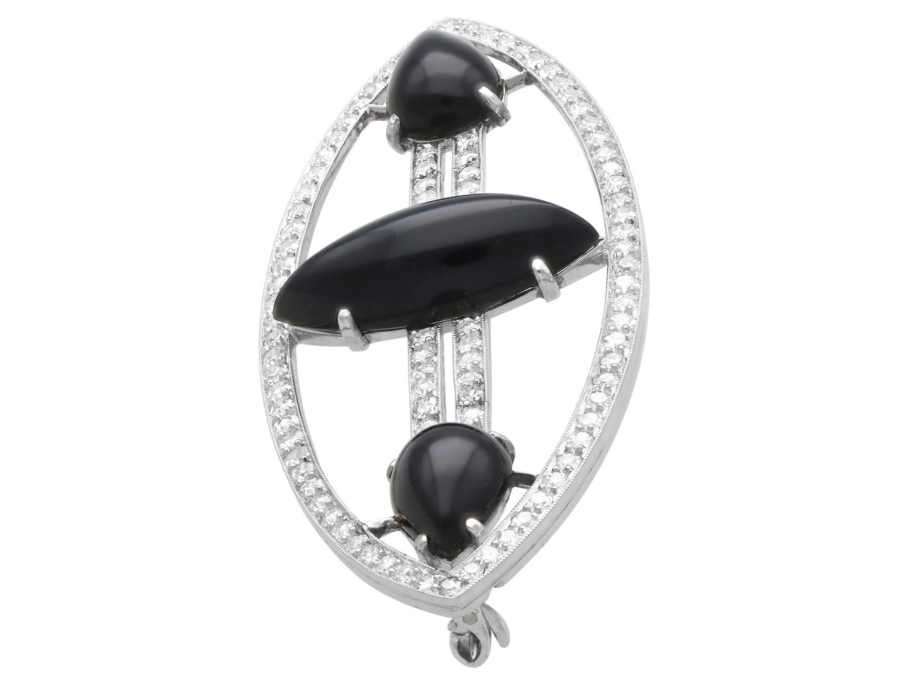 Broche ancienne en platine, onyx de 7,50 carats et diamant de 3,20 carats, Arte Antiques Circa 1920 Excellent état - En vente à Jesmond, Newcastle Upon Tyne