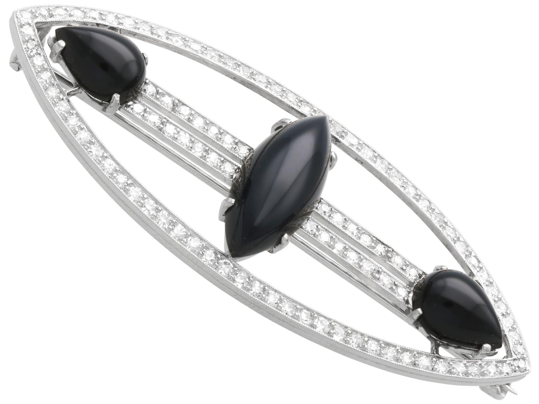 Broche ancienne en platine, onyx de 7,50 carats et diamant de 3,20 carats, Arte Antiques Circa 1920 Unisexe en vente