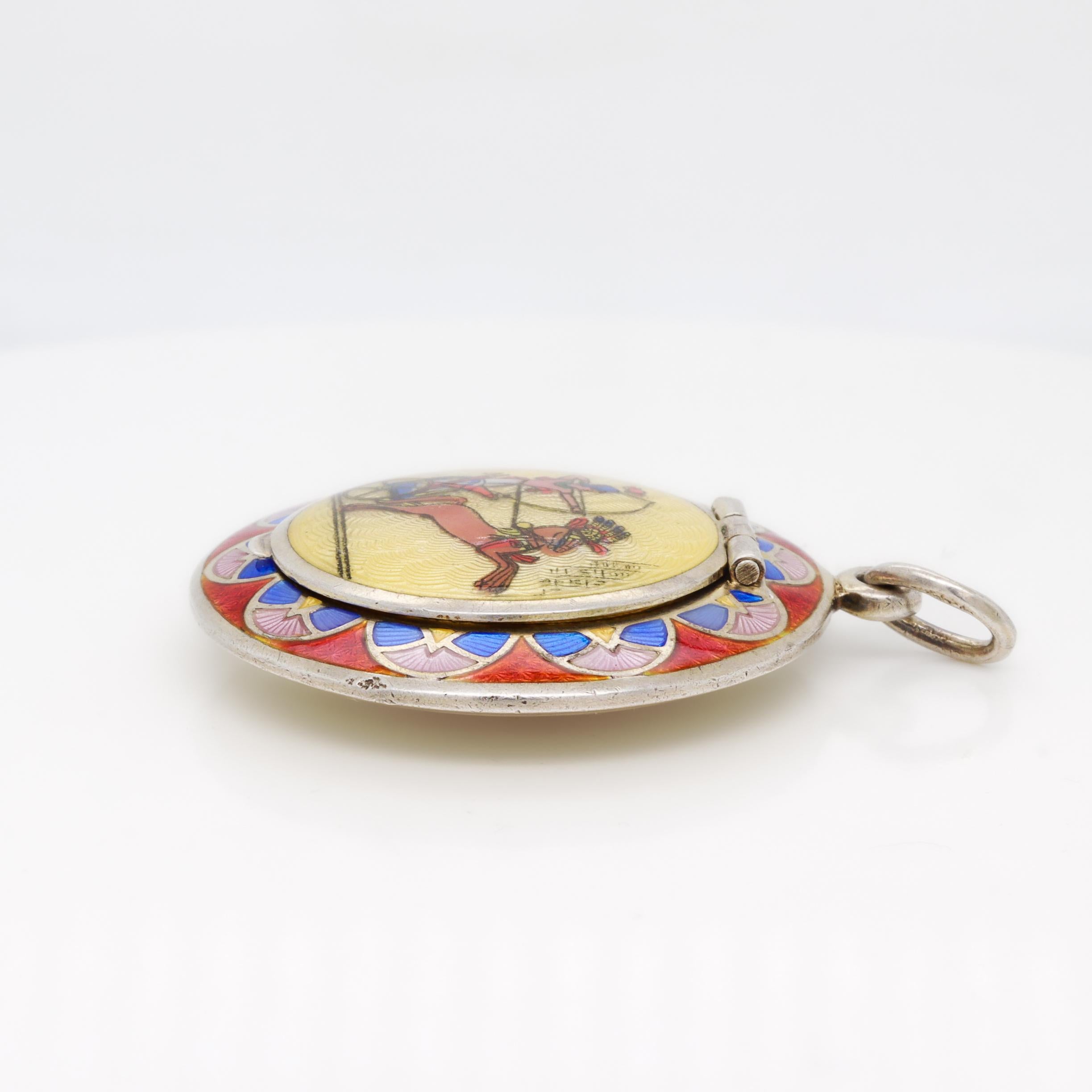 Antique poudrier Art Déco 835 argenté à thème égyptien polychrome guilloché émaillé en vente 7