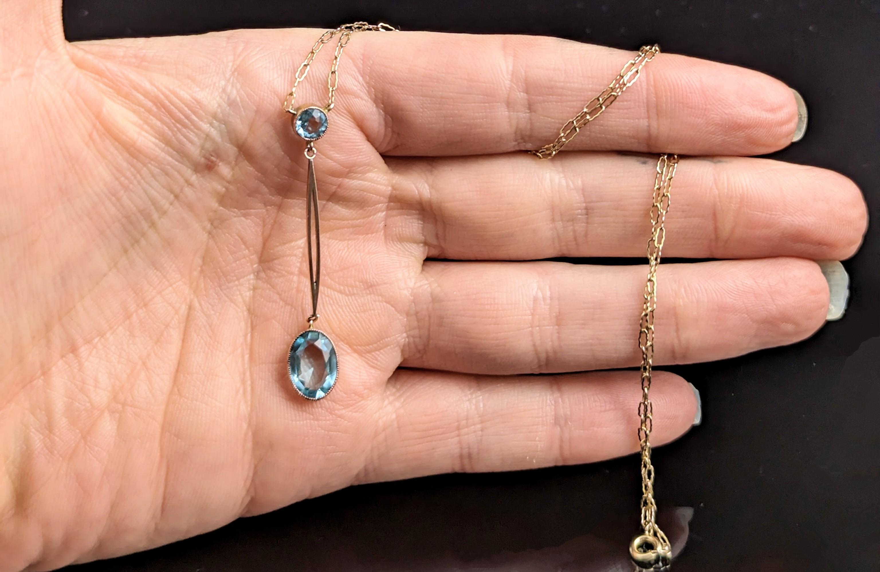 Antike Art-Déco-Halskette mit 9 Karat Goldtropfenanhänger, blaue Paste  Damen im Angebot