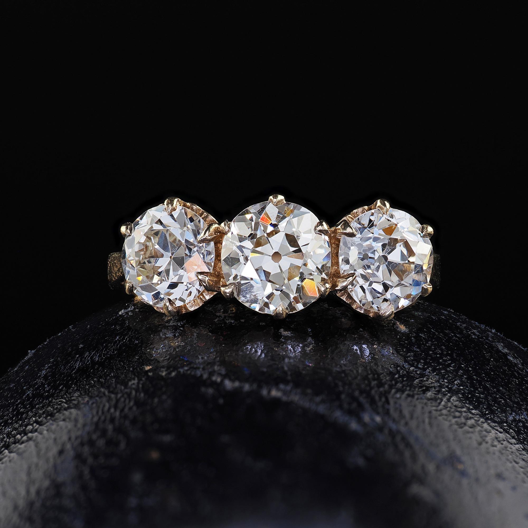 Magnifique bague de fiançailles à trois pierres en or jaune 9K Art Deco Old Euro Diamond. Cette incroyable bague est fabriquée en or jaune 9k et porte des poinçons à l'intérieur de l'anneau. La bague est ornée de trois diamants de taille européenne