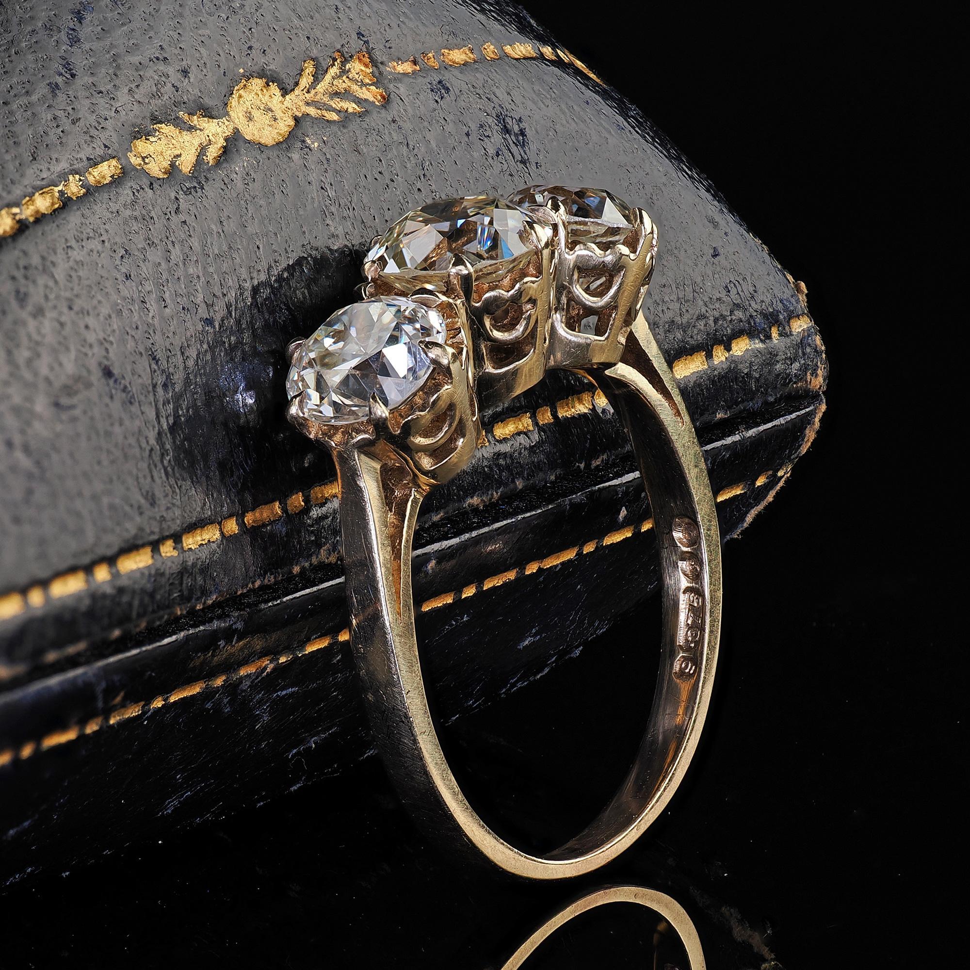 Taille vieille Europe Bague de fiançailles Art déco ancienne en or 9 carats avec trois pierres et diamants européens anciens - GIA en vente
