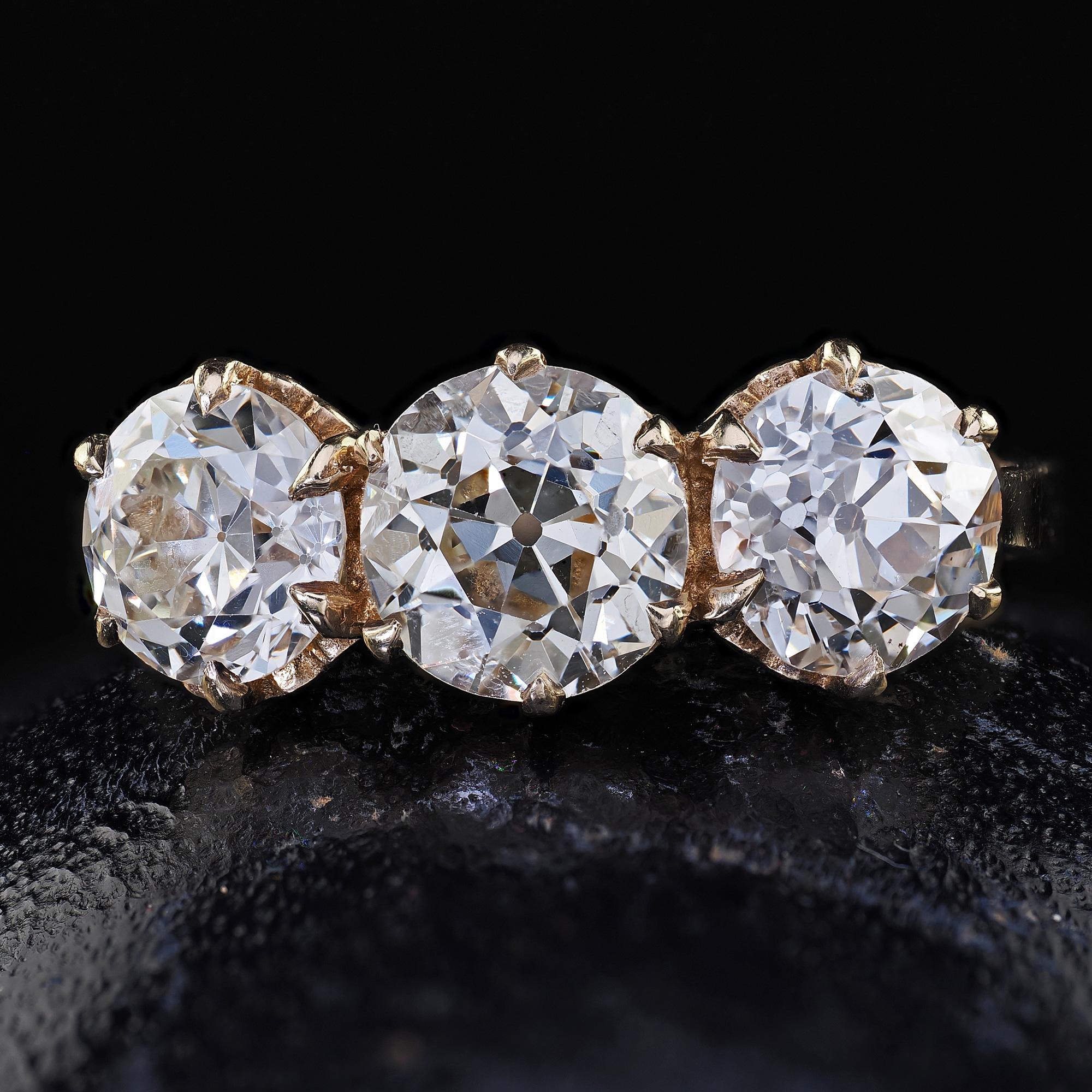 Bague de fiançailles Art déco ancienne en or 9 carats avec trois pierres et diamants européens anciens - GIA Bon état - En vente à Great Neck, NY