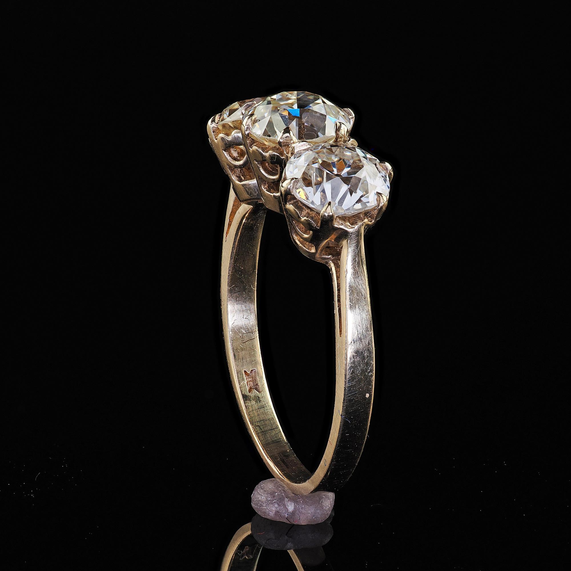 Bague de fiançailles Art déco ancienne en or 9 carats avec trois pierres et diamants européens anciens - GIA en vente 3