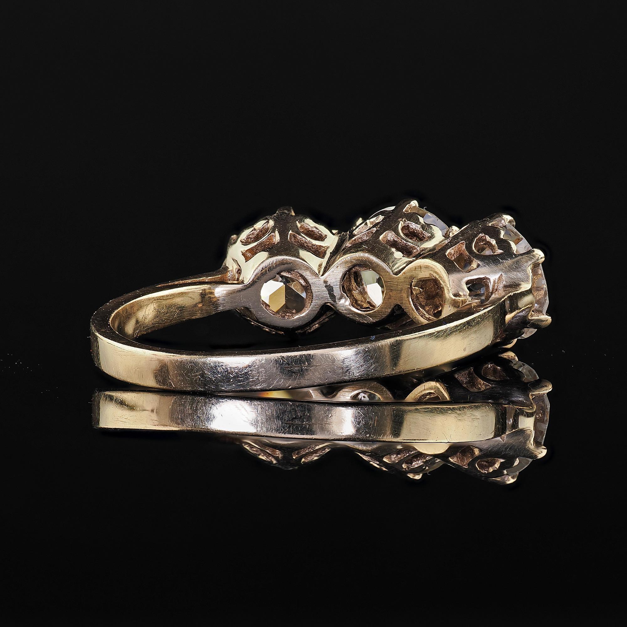 Bague de fiançailles Art déco ancienne en or 9 carats avec trois pierres et diamants européens anciens - GIA en vente 4
