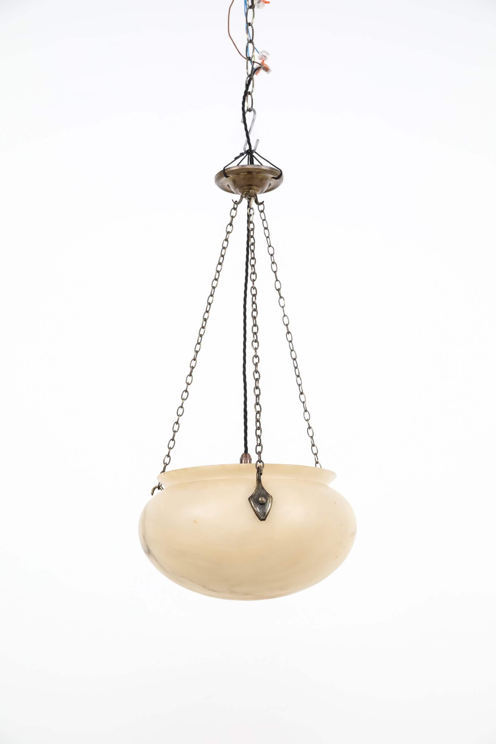 Una plafoniera a sospensione in alabastro di grande semplicità, 1920 circa.

A forma di calderone con una forma pulita e sobria. Realizzato in alabastro bianco con marmorizzazioni scure naturali e variazioni di colore. Completo di ganci decorativi