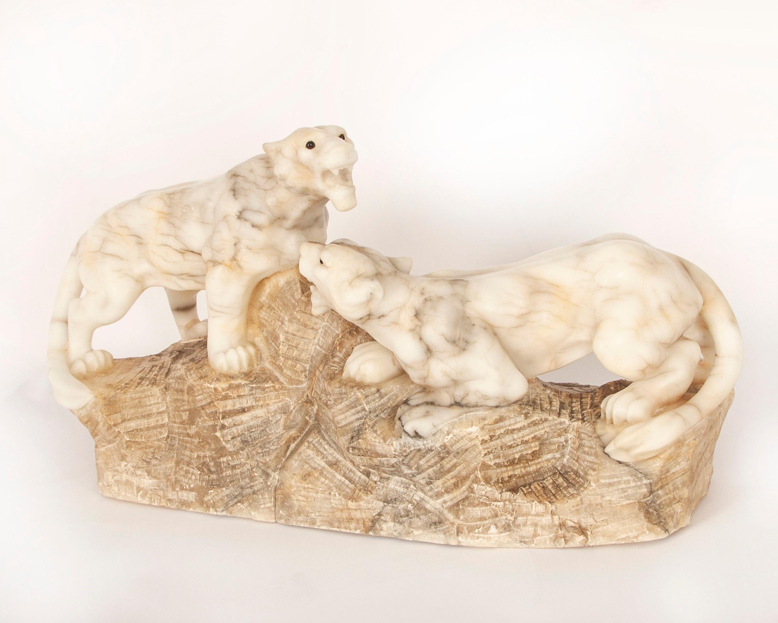 Sculpture Art déco ancienne en albâtre représentant une paire de lions 20ème siècle en vente 6