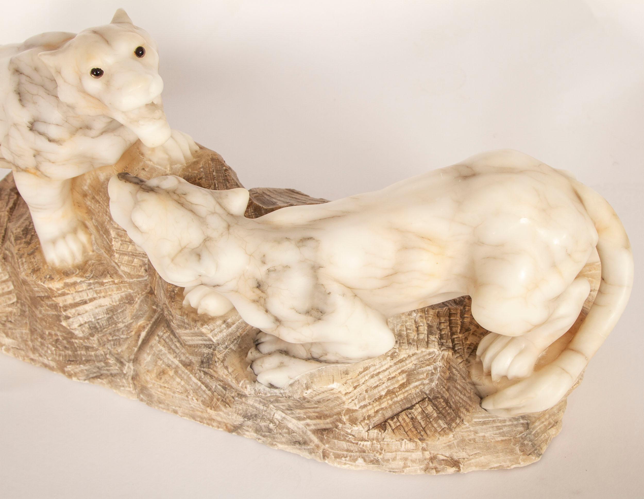 Sculpture Art déco ancienne en albâtre représentant une paire de lions 20ème siècle en vente 7
