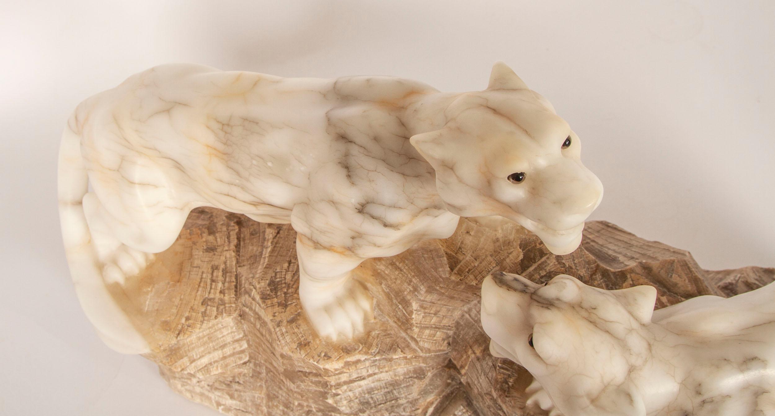 Sculpture Art déco ancienne en albâtre représentant une paire de lions 20ème siècle en vente 8