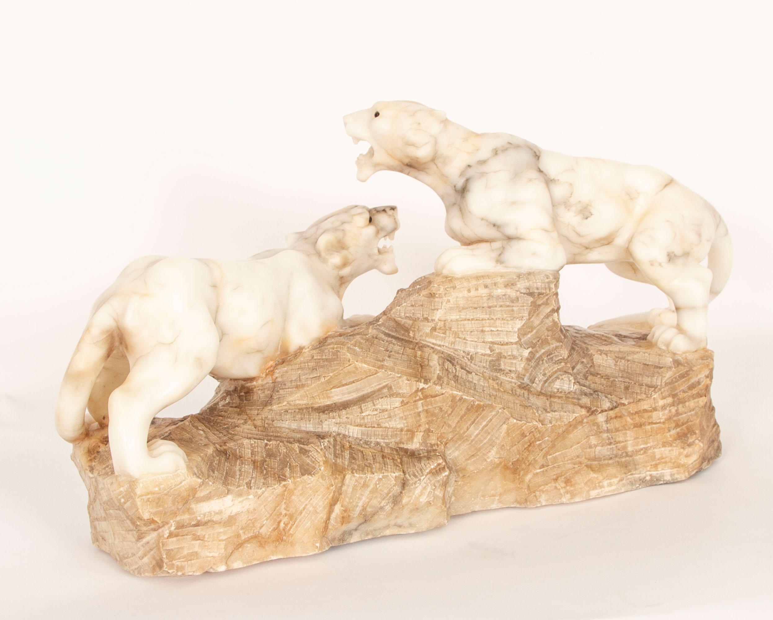 Sculpture Art déco ancienne en albâtre représentant une paire de lions 20ème siècle en vente 9