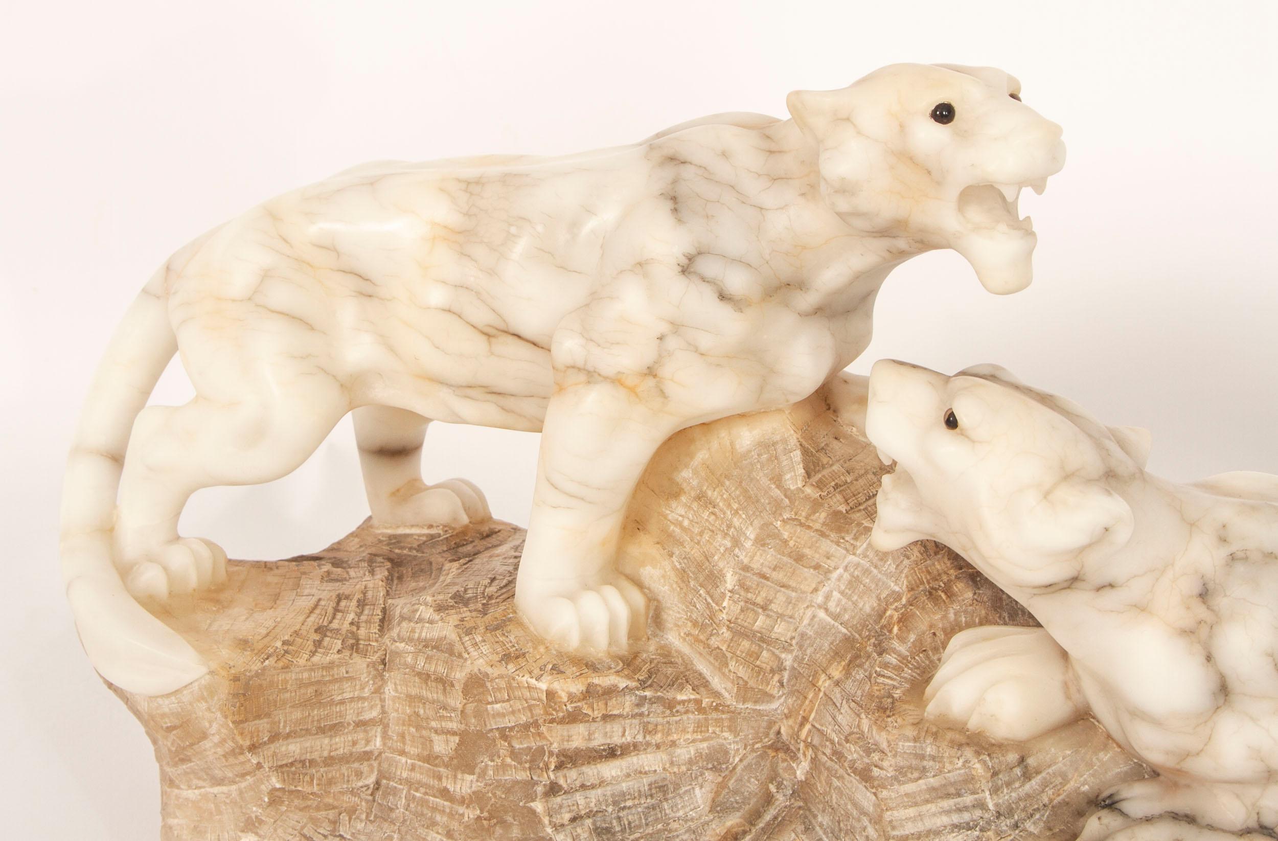 Sculpture Art déco ancienne en albâtre représentant une paire de lions 20ème siècle en vente 11