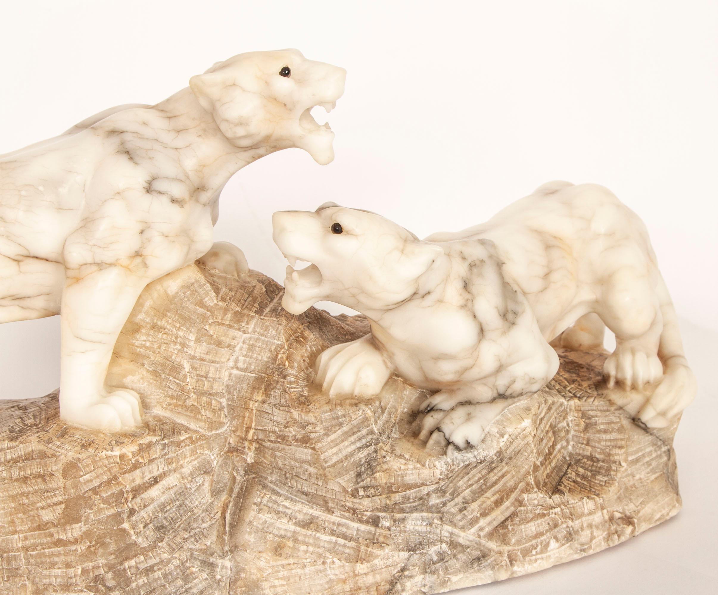 Sculpture Art déco ancienne en albâtre représentant une paire de lions 20ème siècle en vente 12