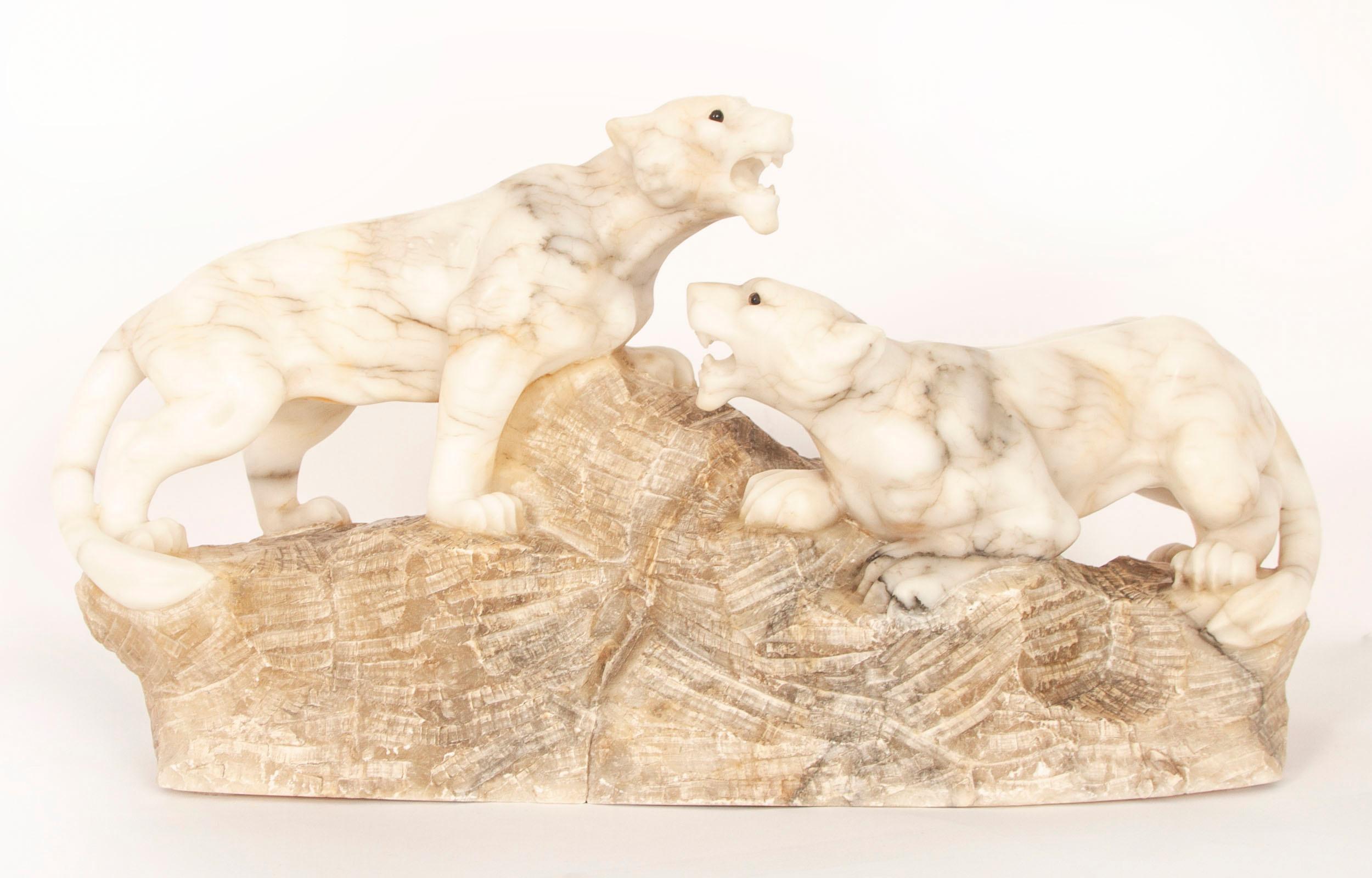 Sculpture Art déco ancienne en albâtre représentant une paire de lions 20ème siècle en vente 14