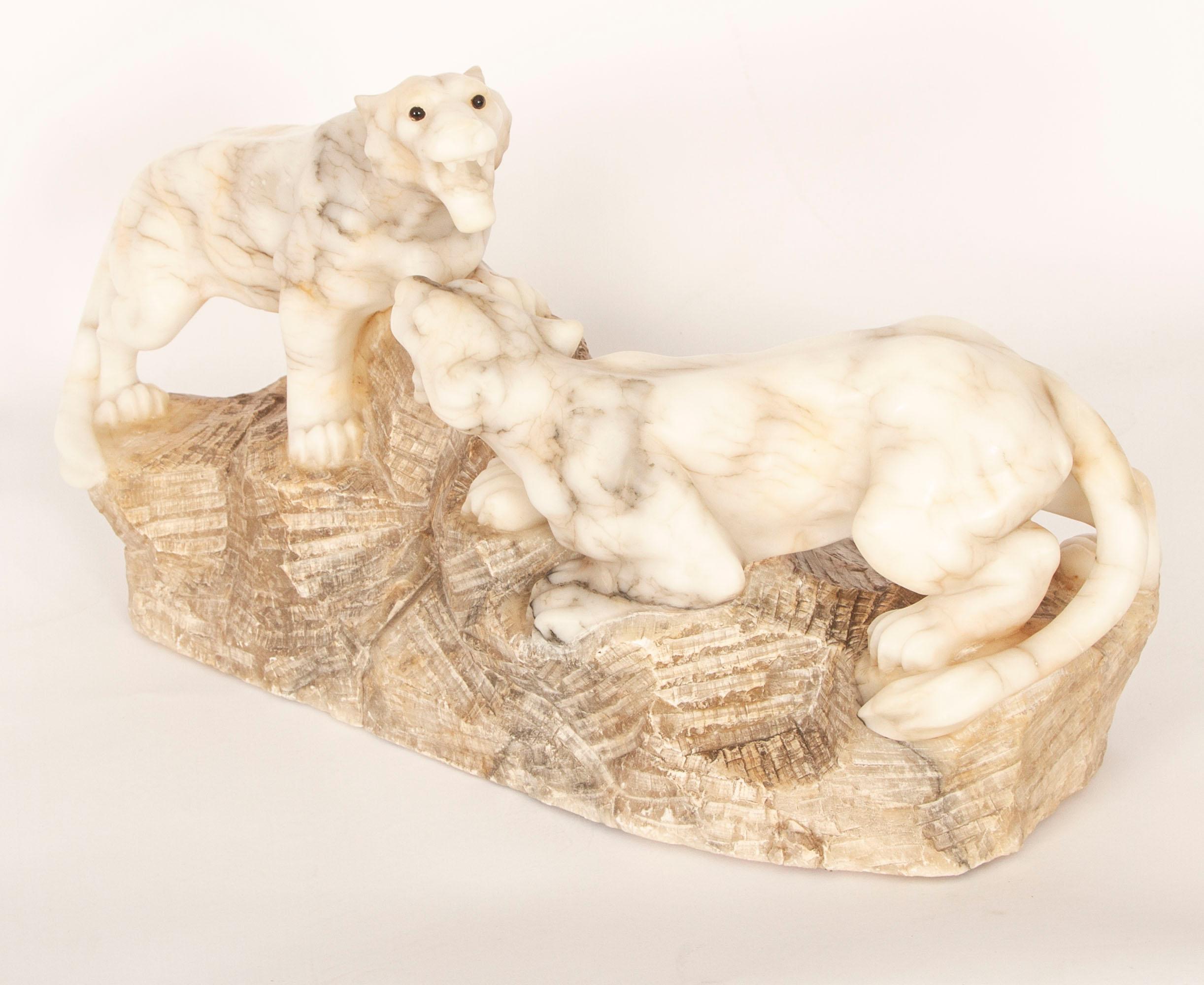 Marbre Sculpture Art déco ancienne en albâtre représentant une paire de lions 20ème siècle en vente