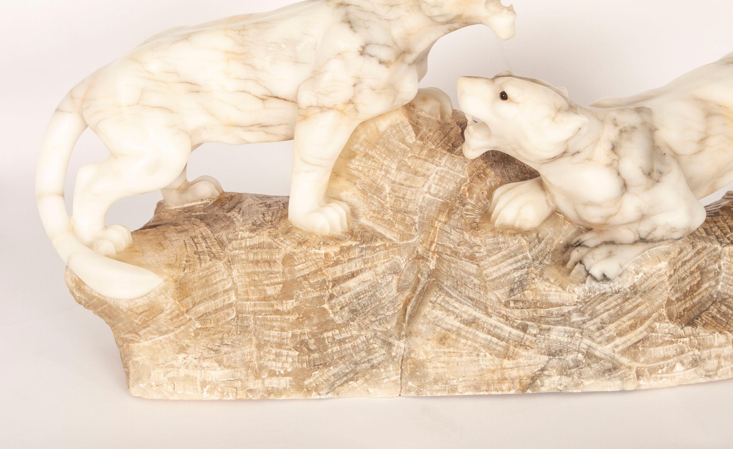 Sculpture Art déco ancienne en albâtre représentant une paire de lions 20ème siècle en vente 1