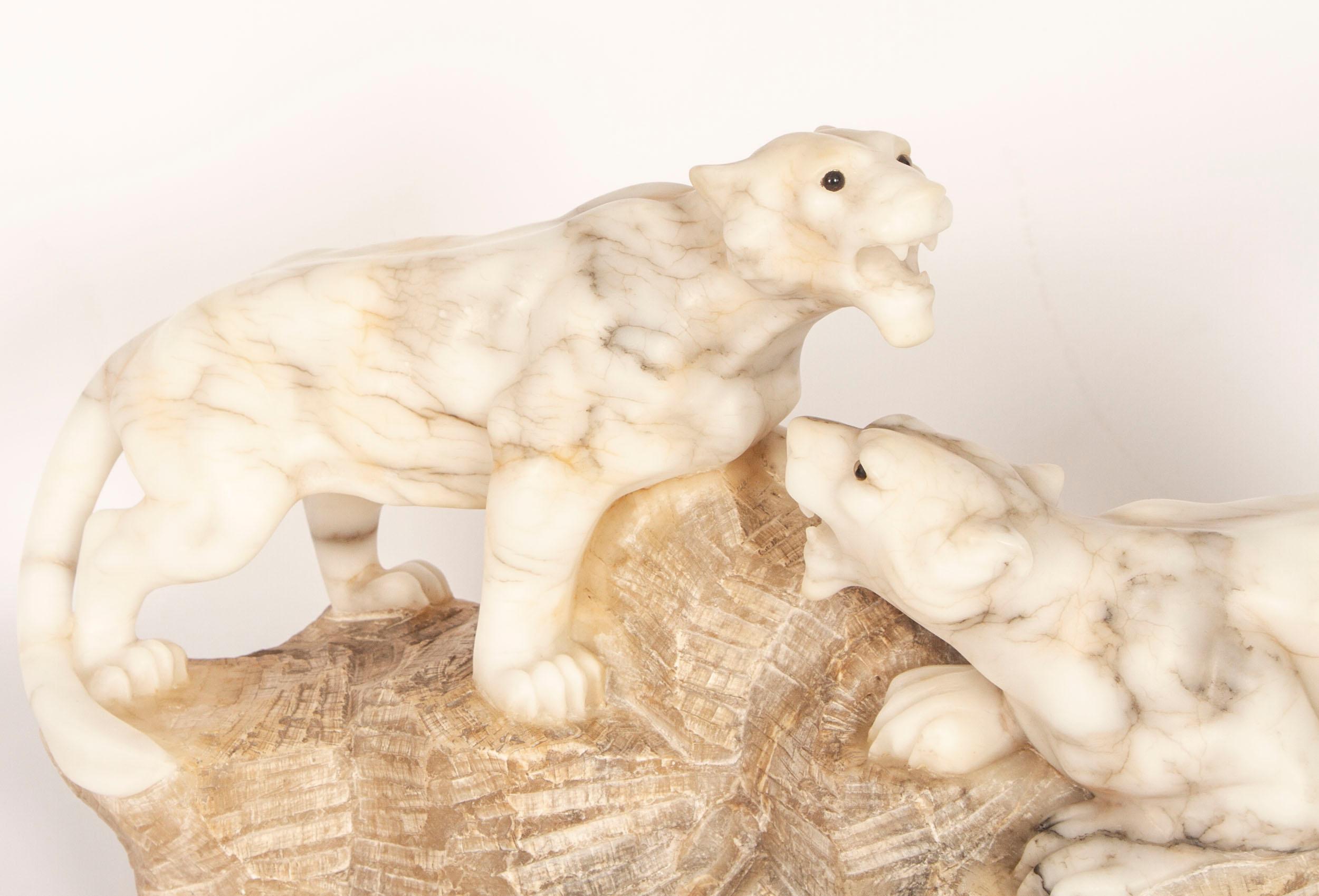 Sculpture Art déco ancienne en albâtre représentant une paire de lions 20ème siècle en vente 3