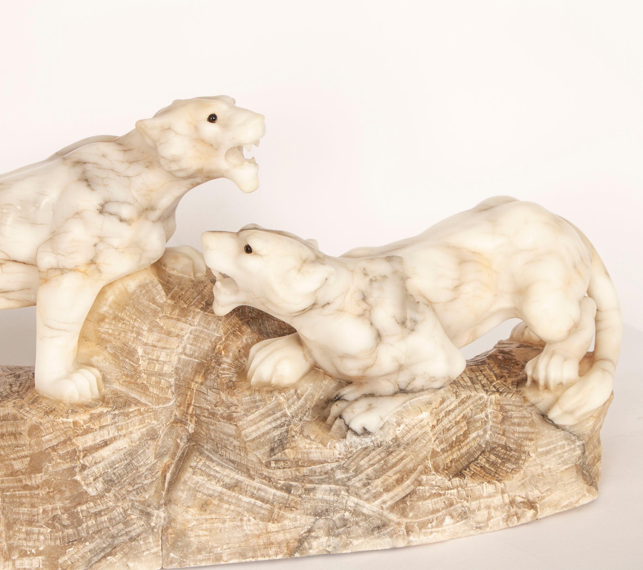 Sculpture Art déco ancienne en albâtre représentant une paire de lions 20ème siècle en vente 4