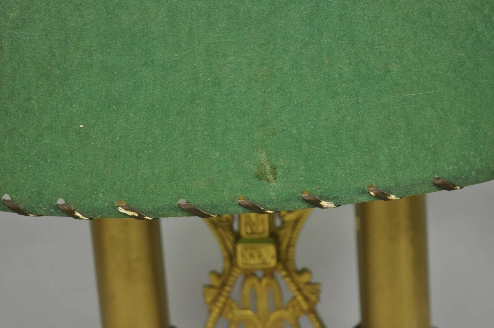 20ième siècle Ancienne lampe de bureau pour étudiants en métal doré Art Deco Art Nouveau avec abat-jour vert en vente