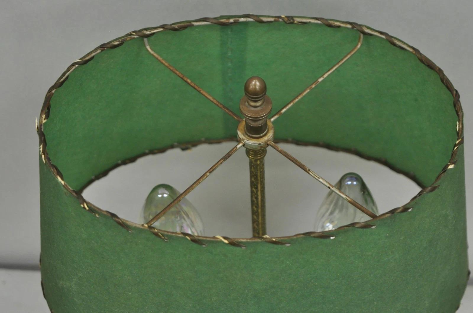 Métal Ancienne lampe de bureau pour étudiants en métal doré Art Deco Art Nouveau avec abat-jour vert en vente
