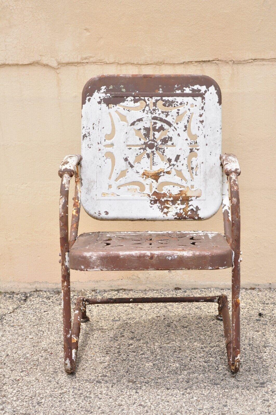 Antique fauteuil de jardin Art Déco en vannerie, peint en brun. Cet article présente un cadre de videur en métal, une finition peinte en brun, un siège et un dossier en forme de panier, un très bel article ancien, un style et une forme remarquables.