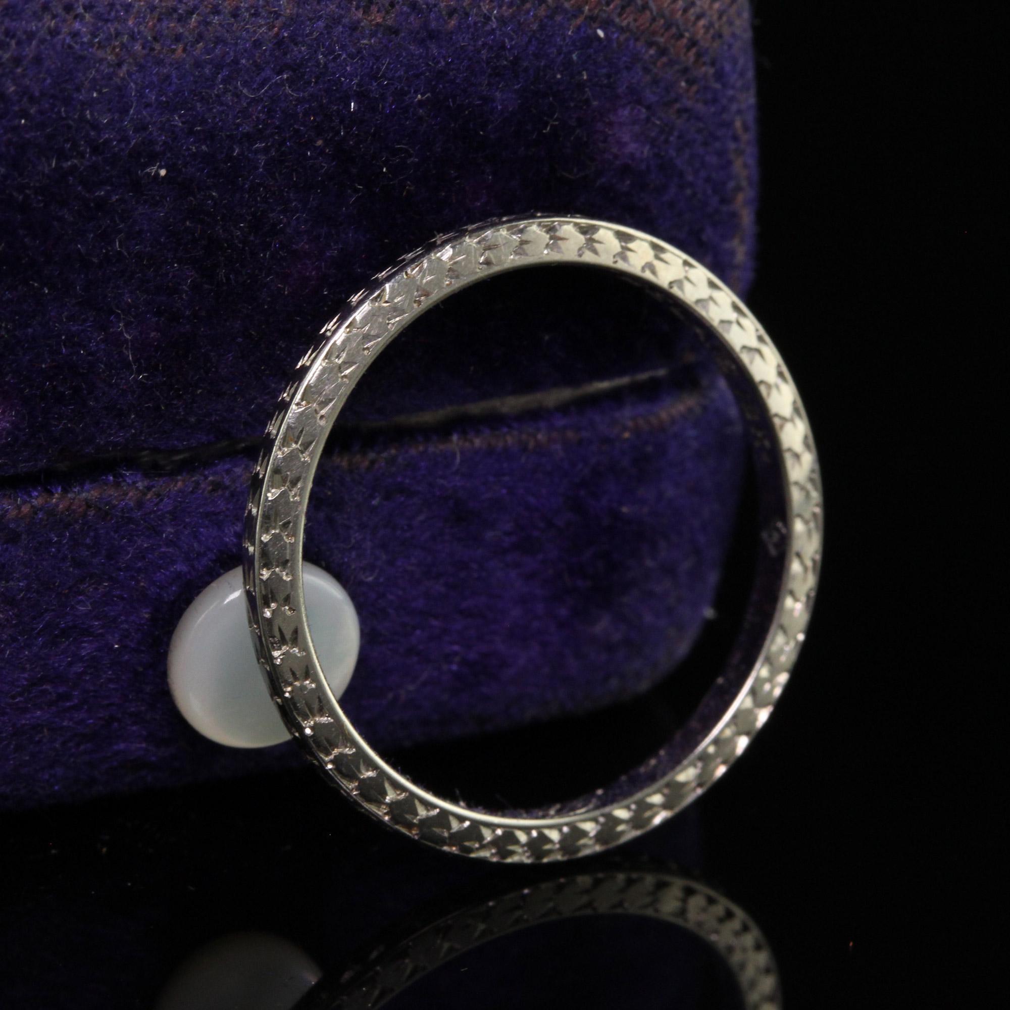 Antique Art Deco Belais 18K White Gold Engraved Wedding Band - Size 6 1/2 In Good Condition For Sale In Great Neck, NY