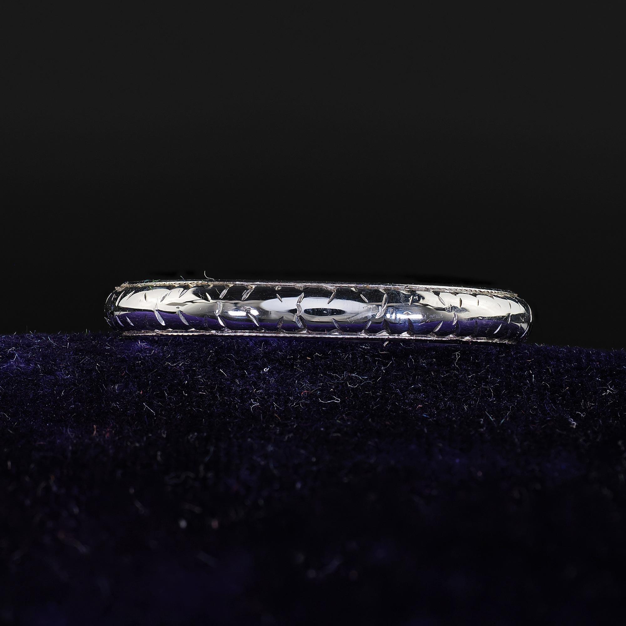 Preciosa alianza antigua Art Decó Belais de oro blanco de 18 quilates grabada - Talla 6. Esta preciosa alianza Art Decó Belais está fabricada en oro blanco de 18 quilates. El anillo presenta grabados alrededor de toda la banda y los lados. El anillo